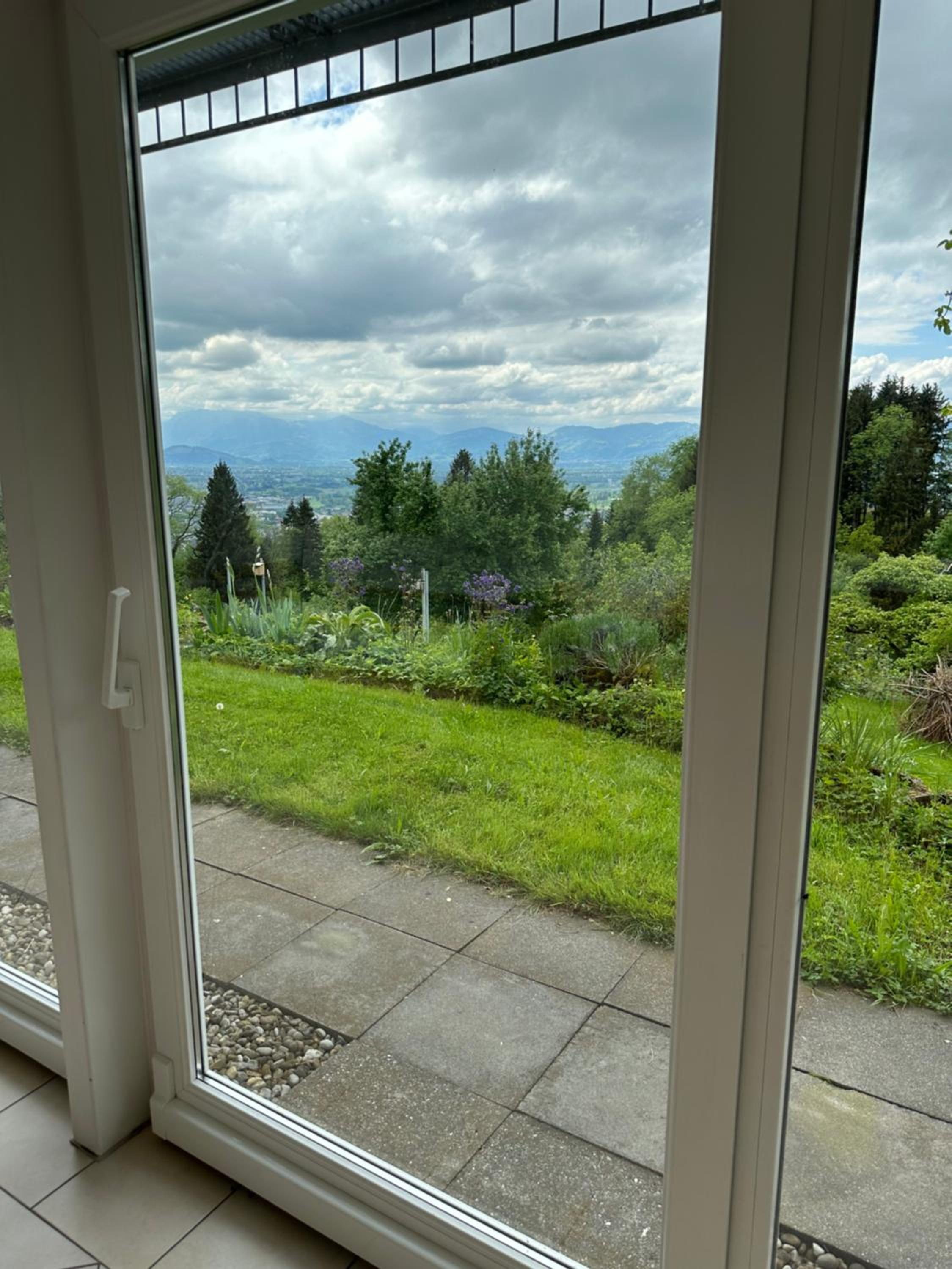 Kraft tanken in grüner Oase mit großem Wohnraum und riesigem Garten
