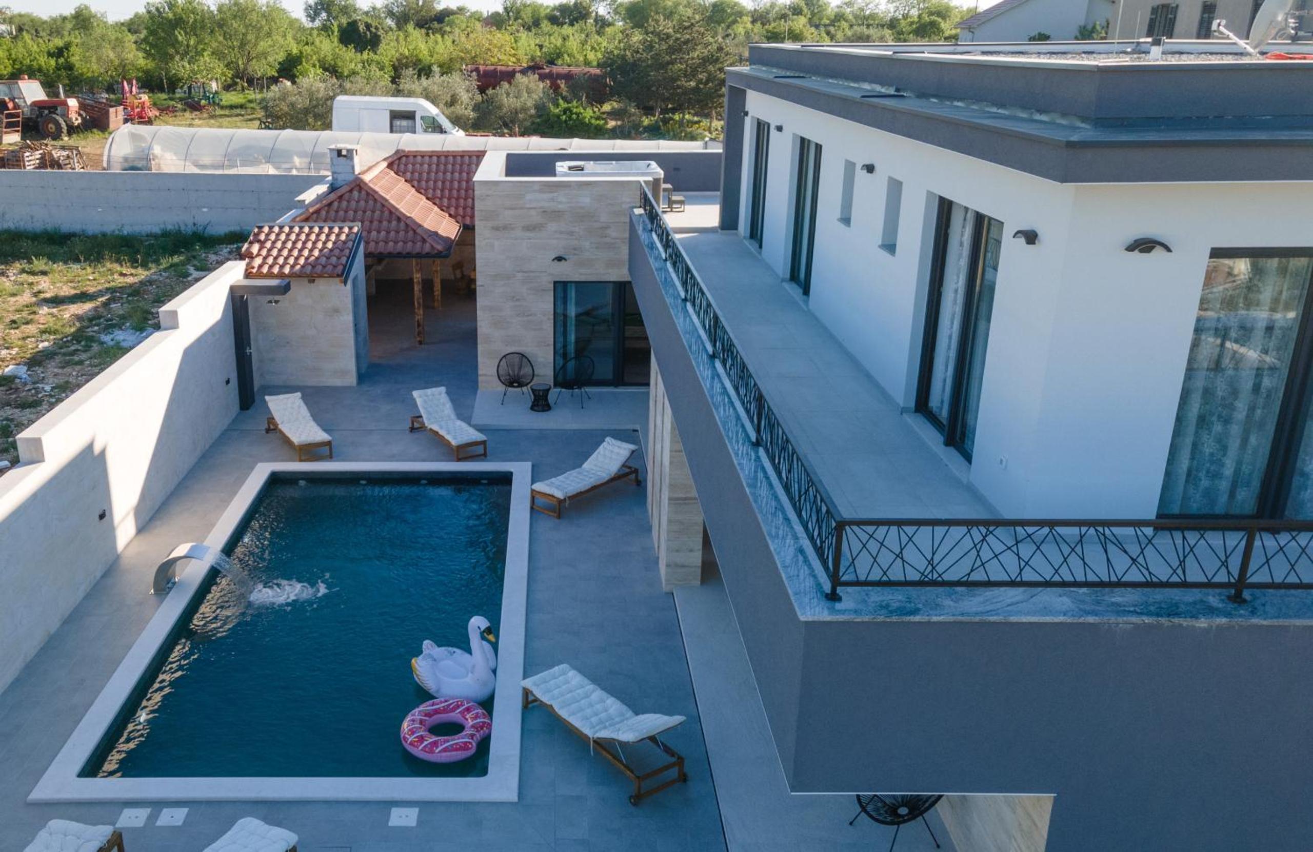 Villa Jollie with pool view 2
