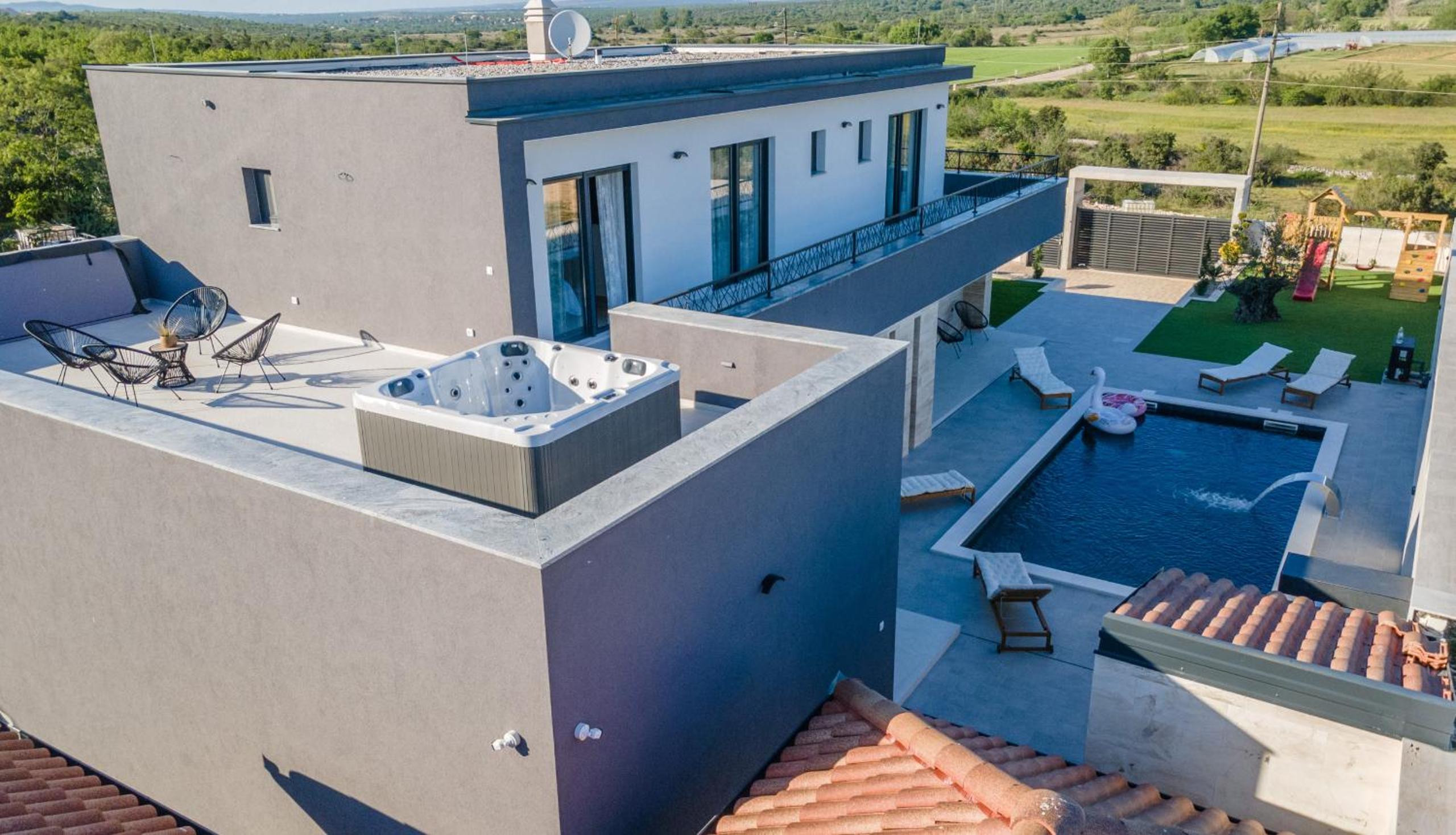 Villa Jollie with pool view 3