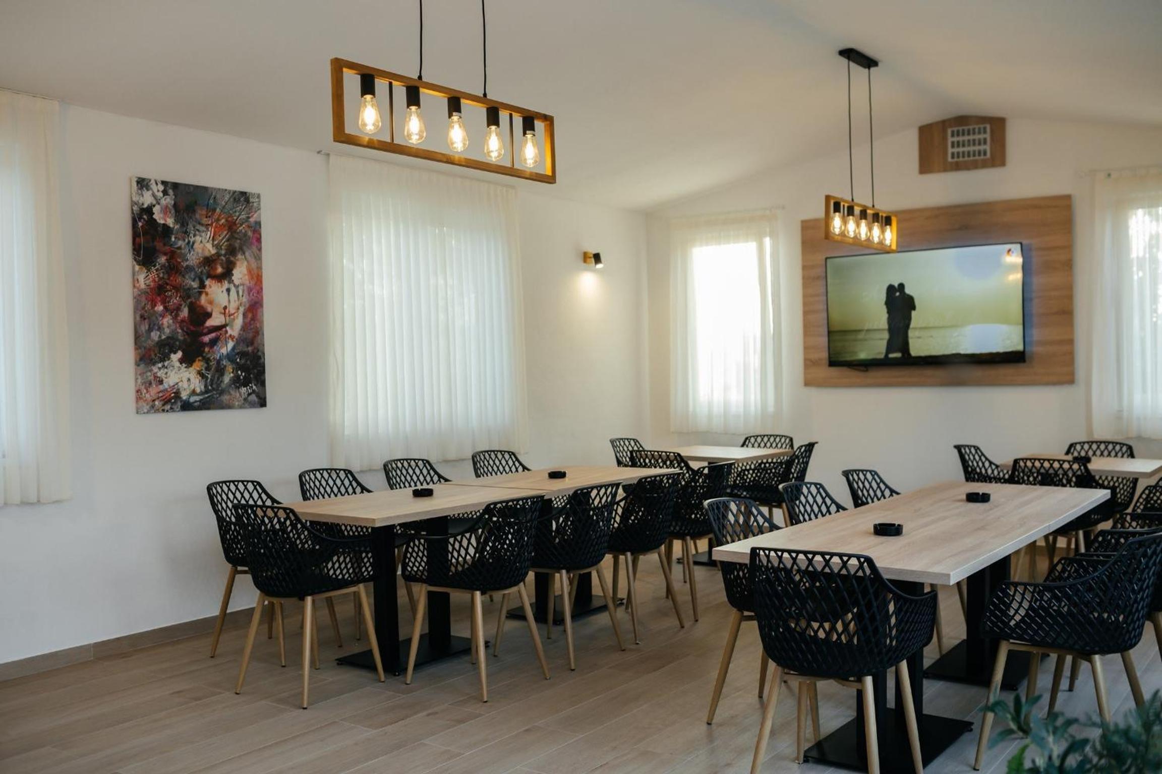 Villa Kamena with Pool, Jacuzzi & Sauna
