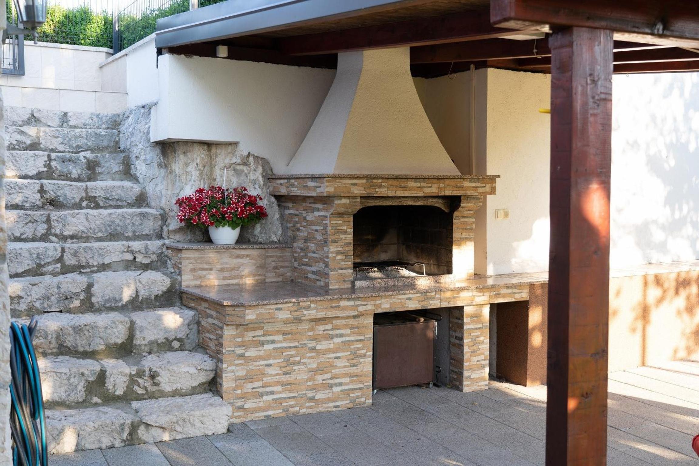 Villa Kamena with Pool, Jacuzzi & Sauna