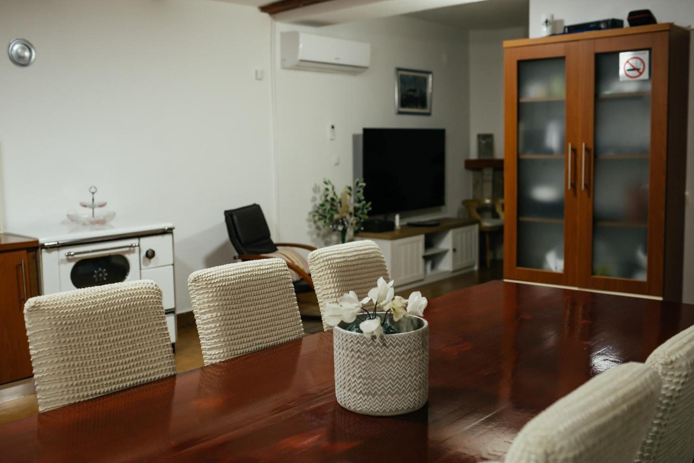 Villa Kamena with Pool, Jacuzzi & Sauna