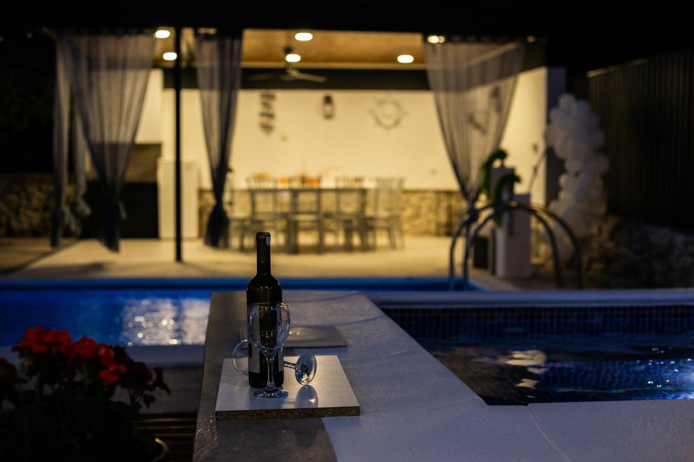 Villa Kamena with Pool, Jacuzzi & Sauna