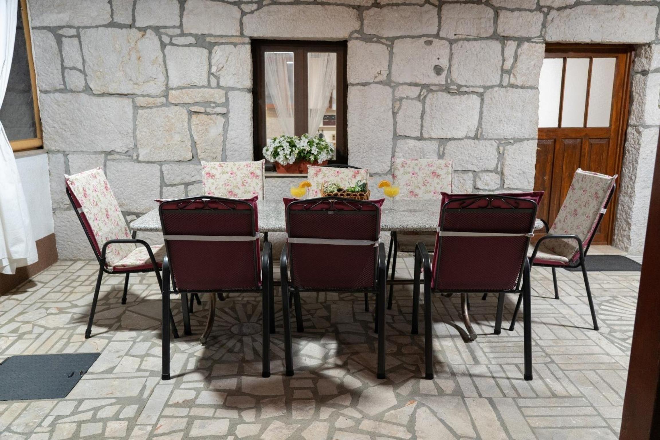 Villa Kamena with Pool, Jacuzzi & Sauna