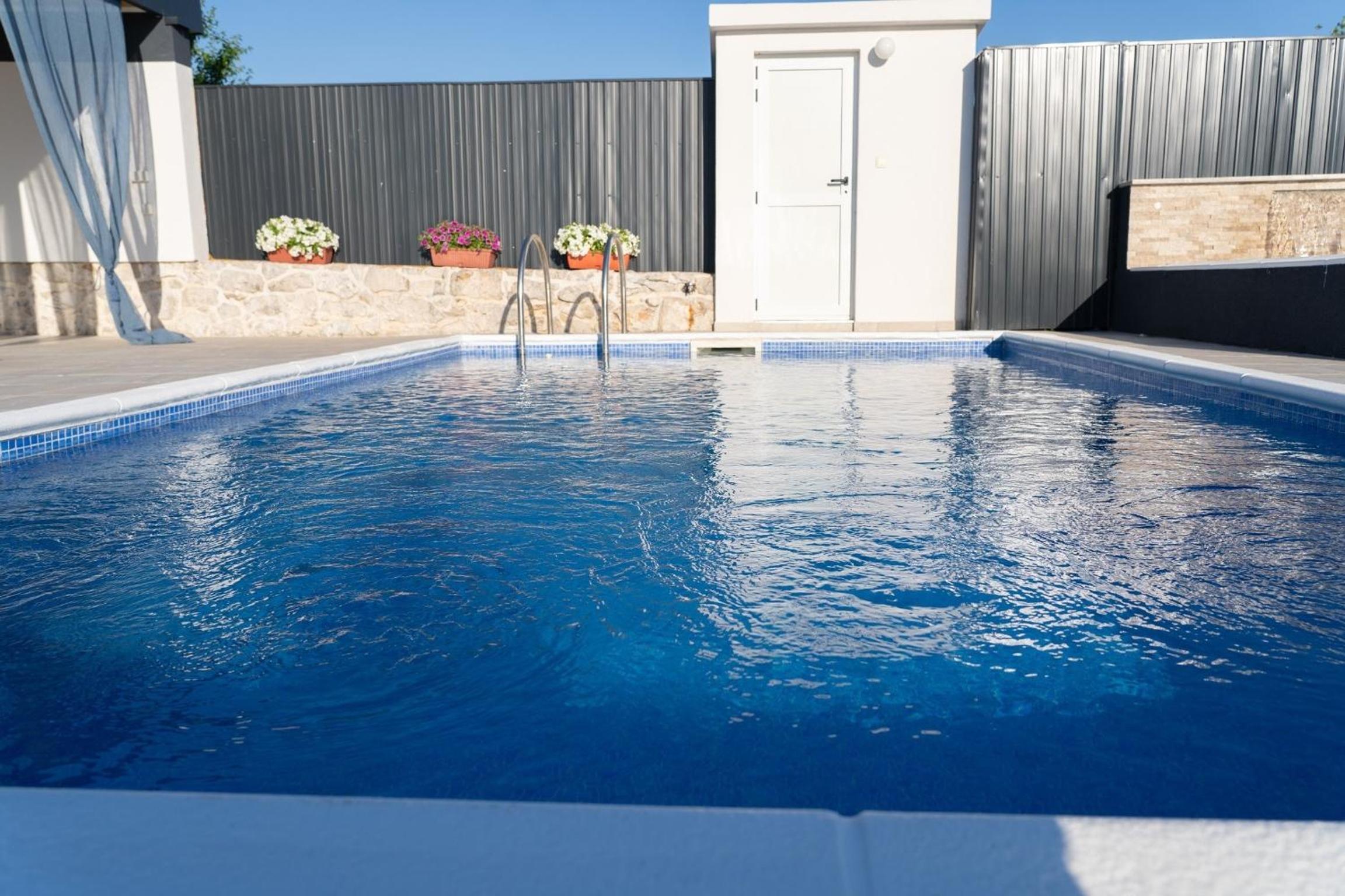 Villa Kamena with Pool, Jacuzzi & Sauna