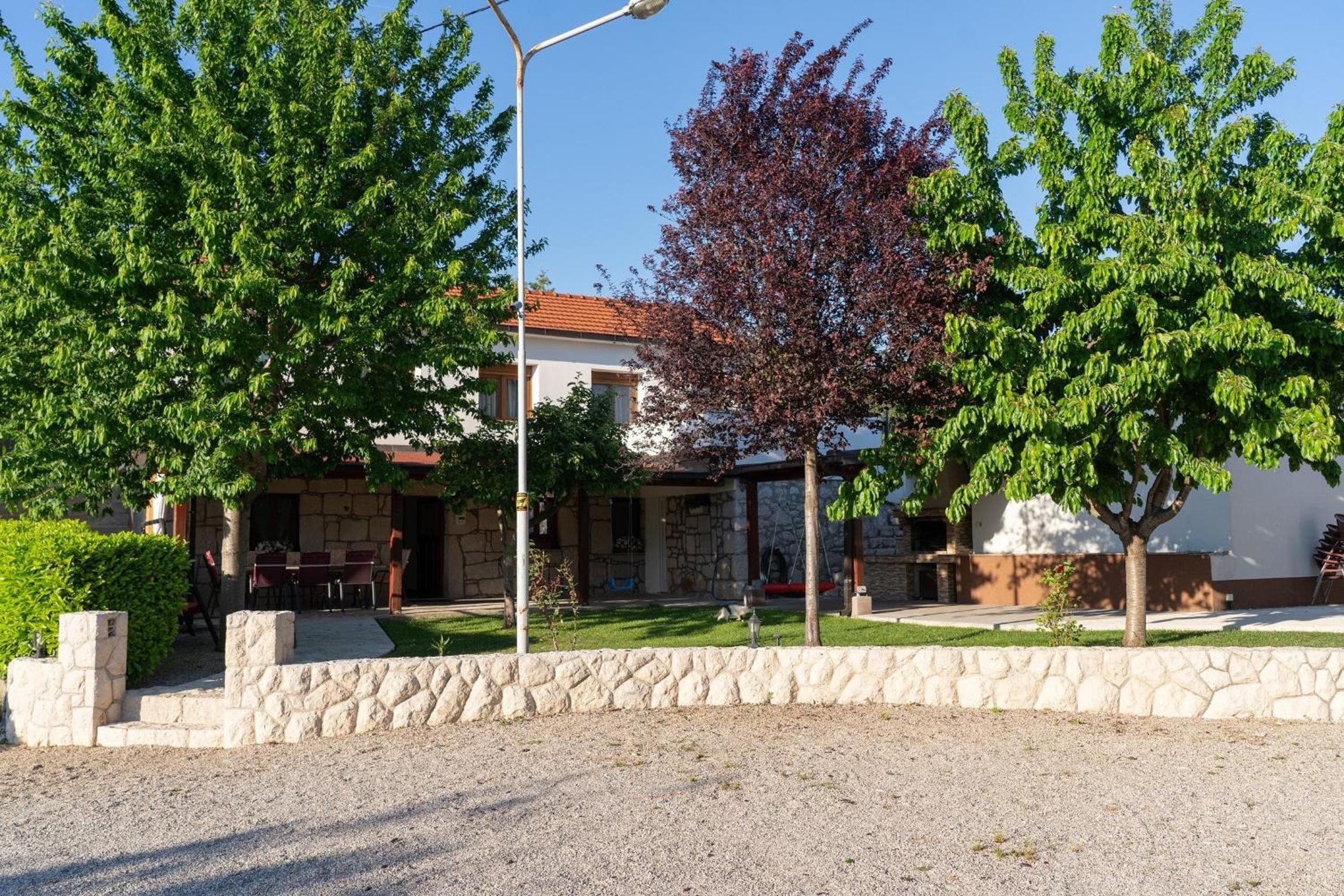 Villa Kamena with Pool, Jacuzzi & Sauna