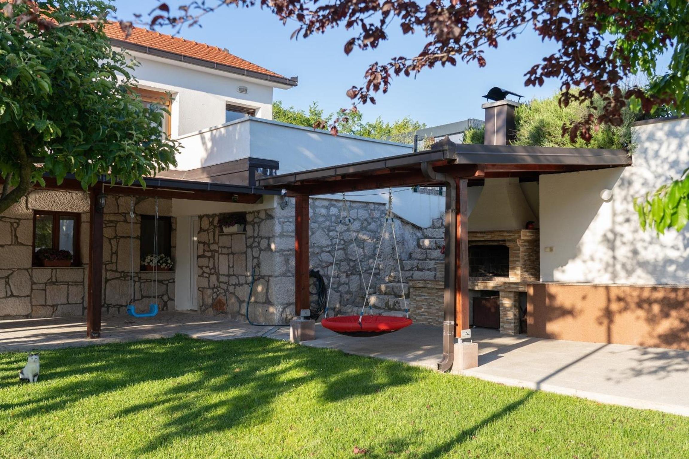 Villa Kamena with Pool, Jacuzzi & Sauna