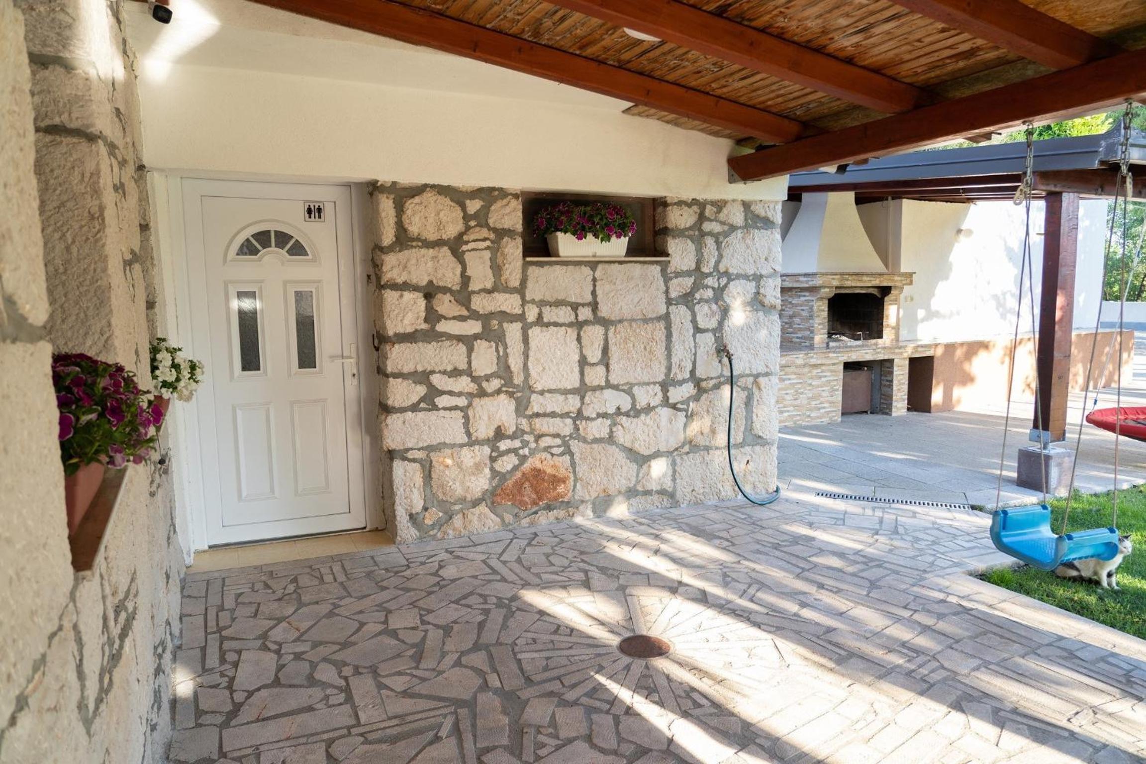 Villa Kamena with Pool, Jacuzzi & Sauna