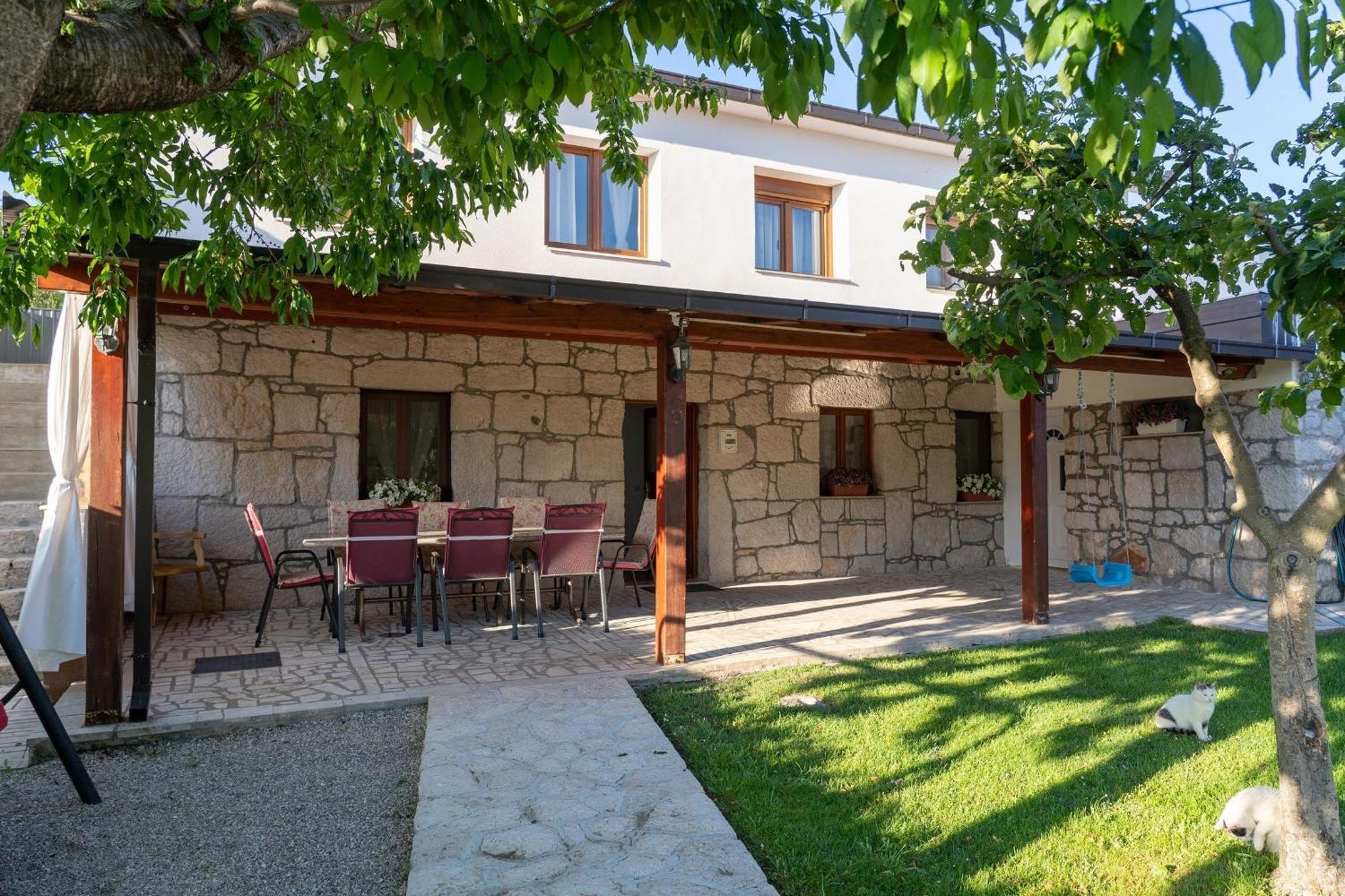 Villa Kamena with Pool, Jacuzzi & Sauna