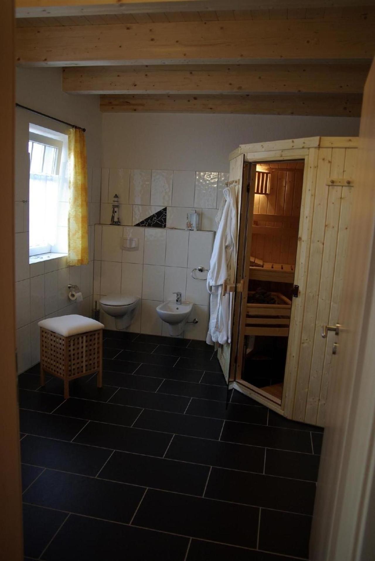 Wellness Ferienhaus mit Sauna und Kaminofen sowie Carport und Terrasse
