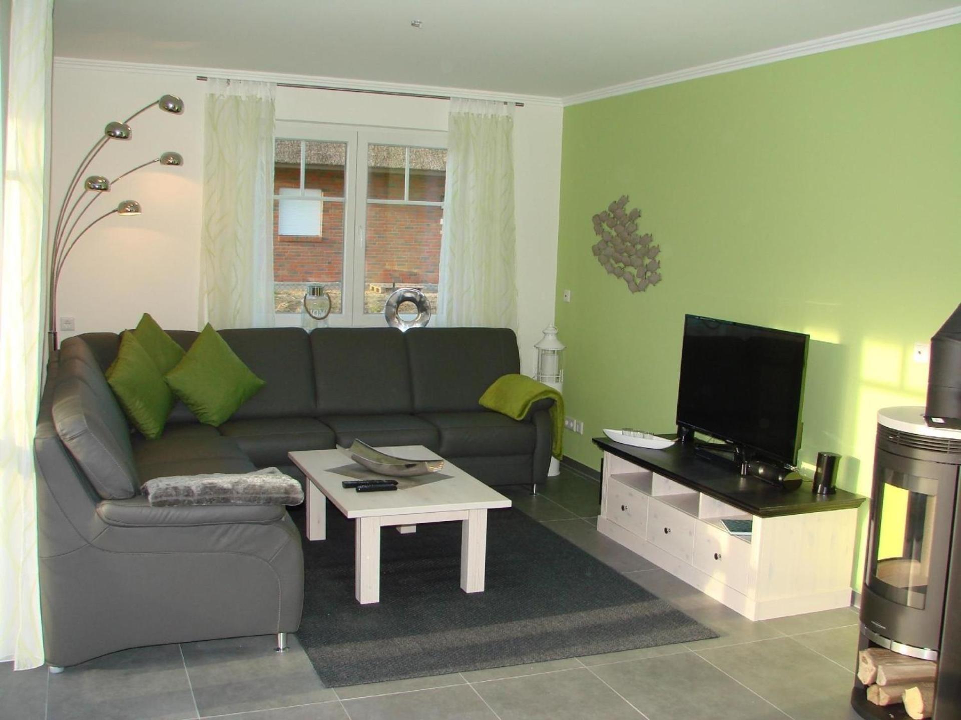 Traumhaft schönes und exklusives Ferienhaus unter Reet mit Garten, Kaminofen und Sauna an der Ostseeküste - a81571 view 2