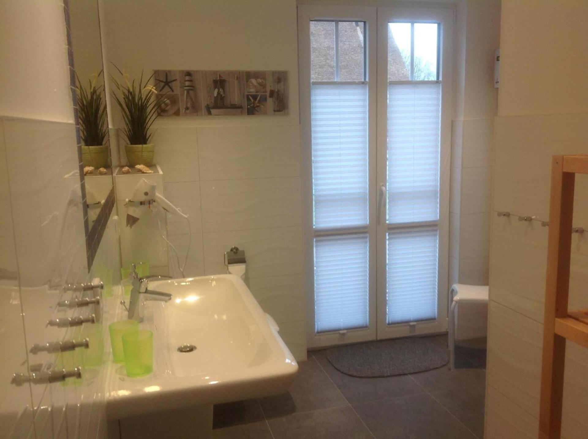 Traumhaft schönes und exklusives Ferienhaus unter Reet mit Garten, Kaminofen und Sauna an der Ostseeküste - a81571 view 5