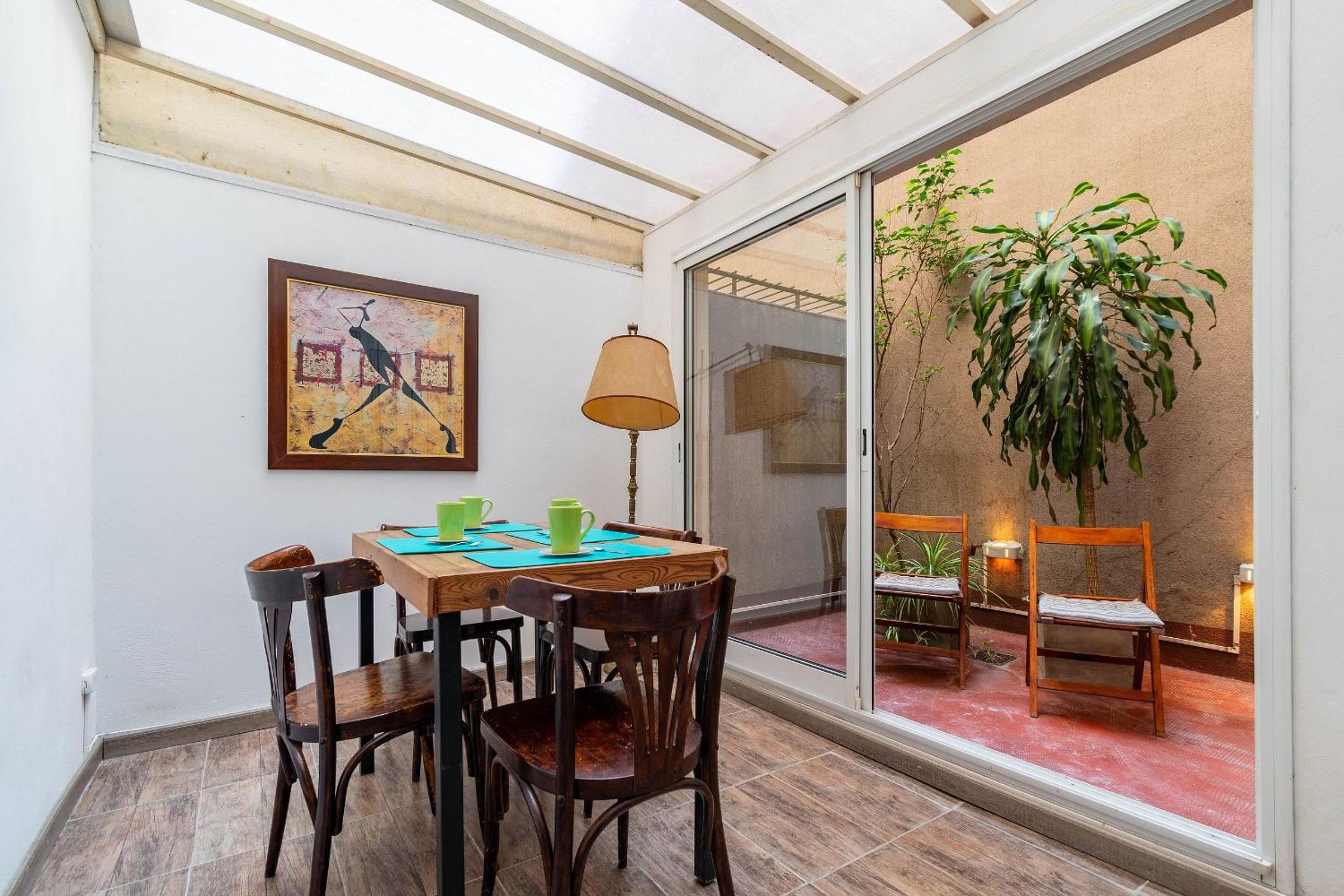 Spacious & Classic 2BR + Parking | Recoleta
