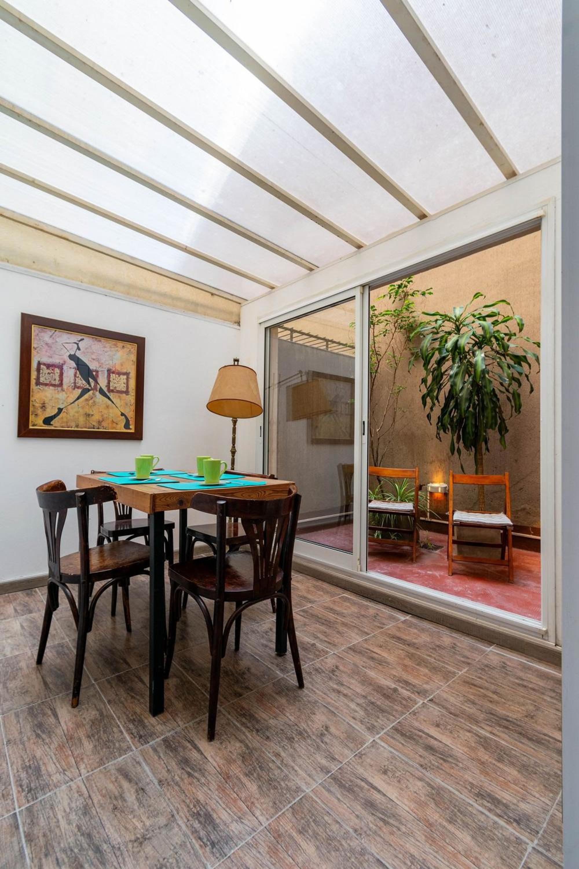 Spacious & Classic 2BR + Parking | Recoleta