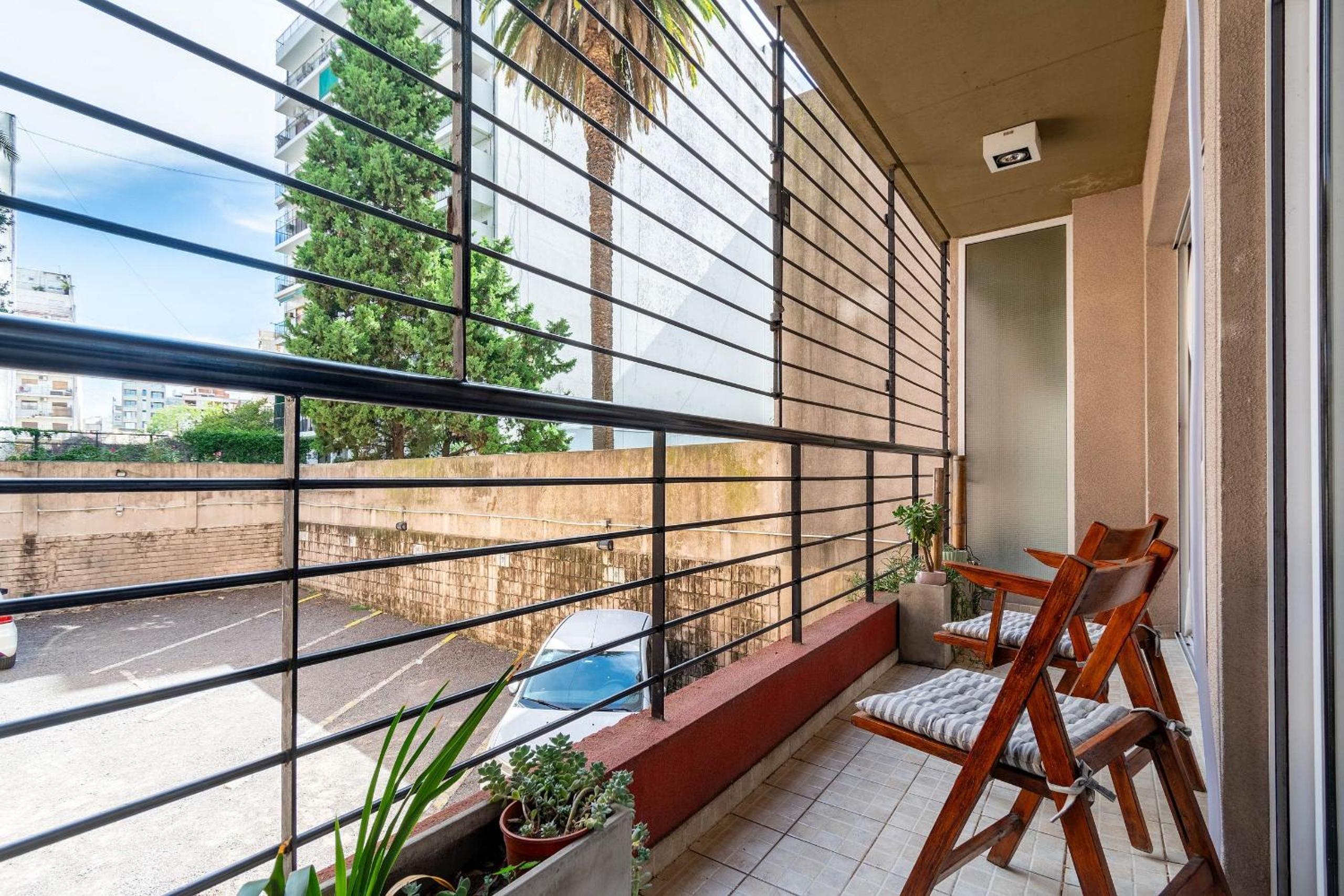 Spacious & Classic 2BR + Parking | Recoleta