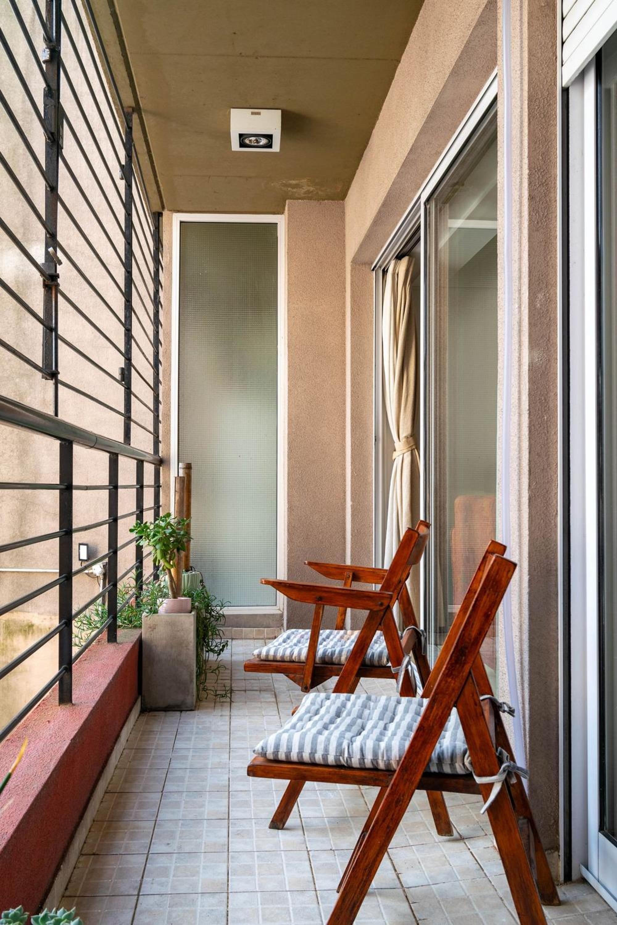 Spacious & Classic 2BR + Parking | Recoleta