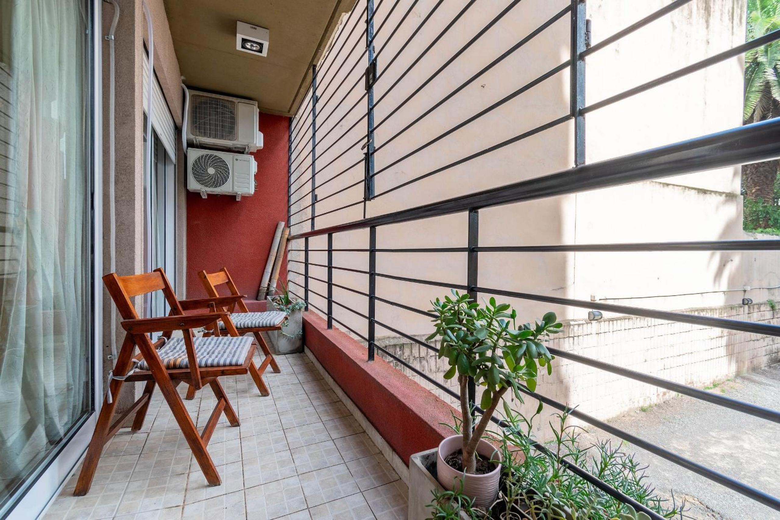 Spacious & Classic 2BR + Parking | Recoleta