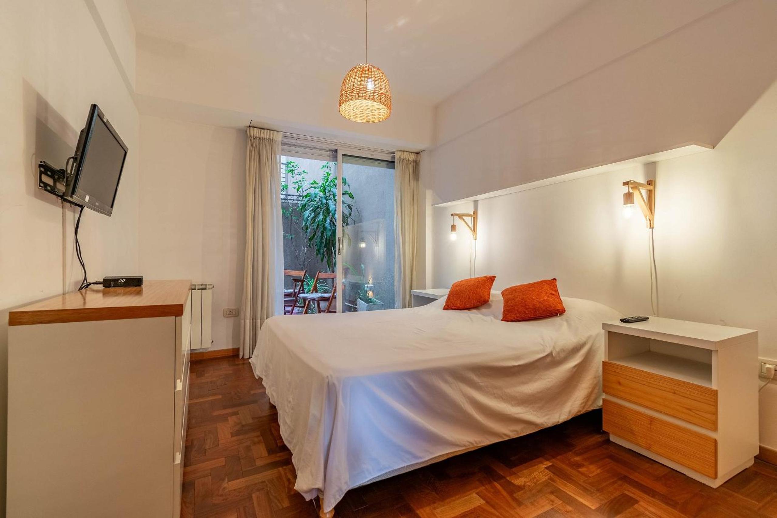 Spacious & Classic 2BR + Parking | Recoleta