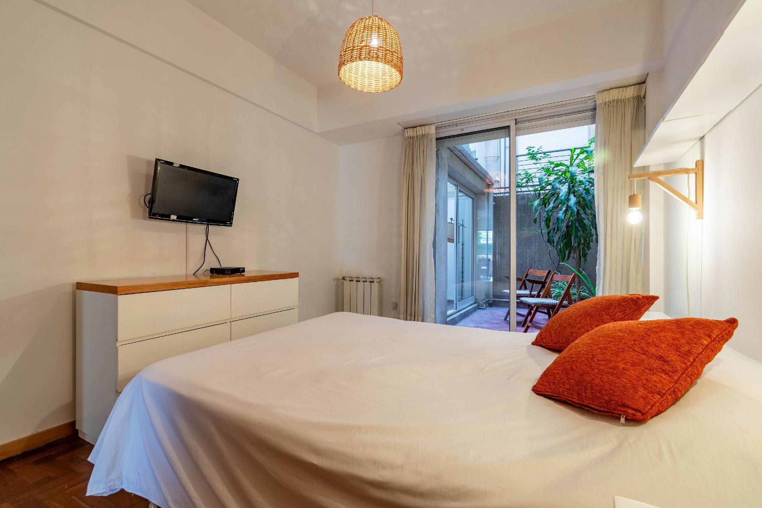 Spacious & Classic 2BR + Parking | Recoleta