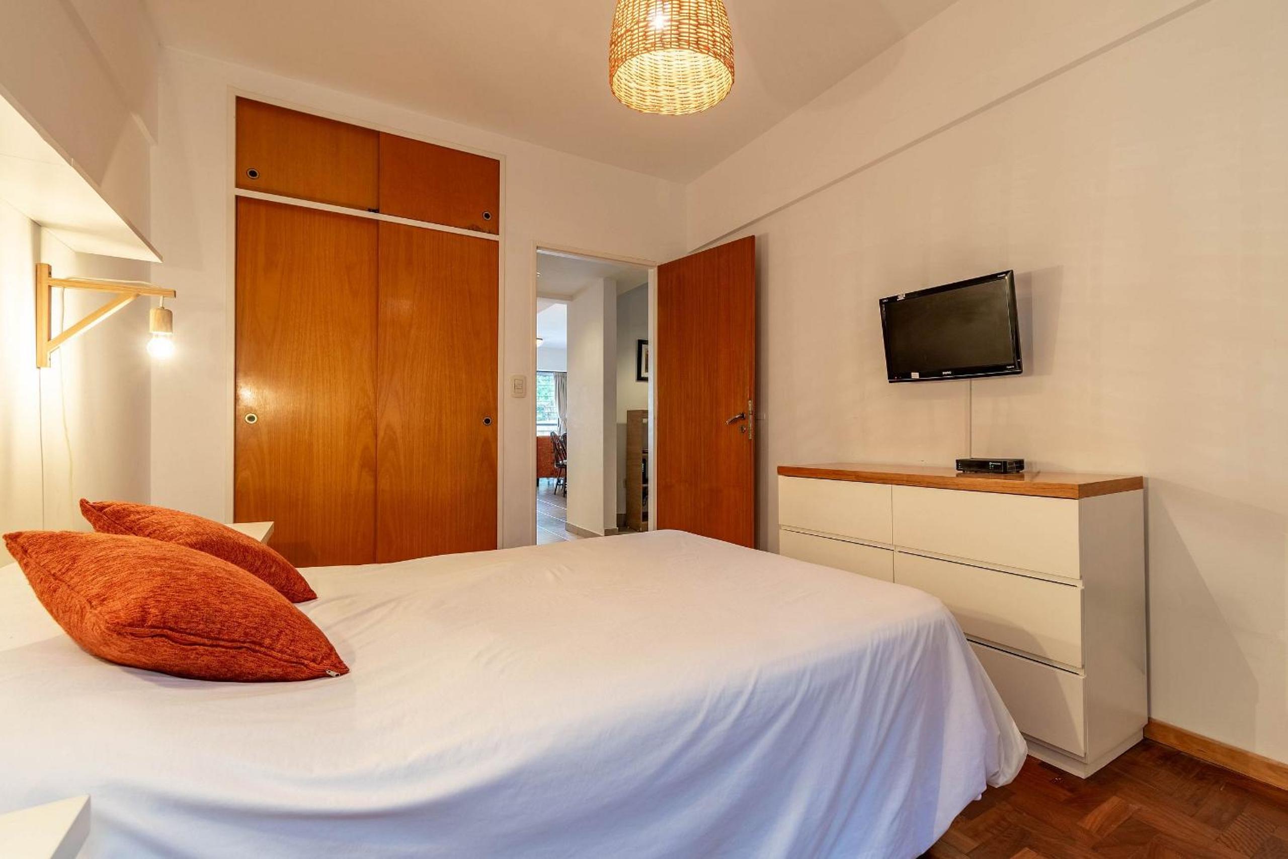 Spacious & Classic 2BR + Parking | Recoleta