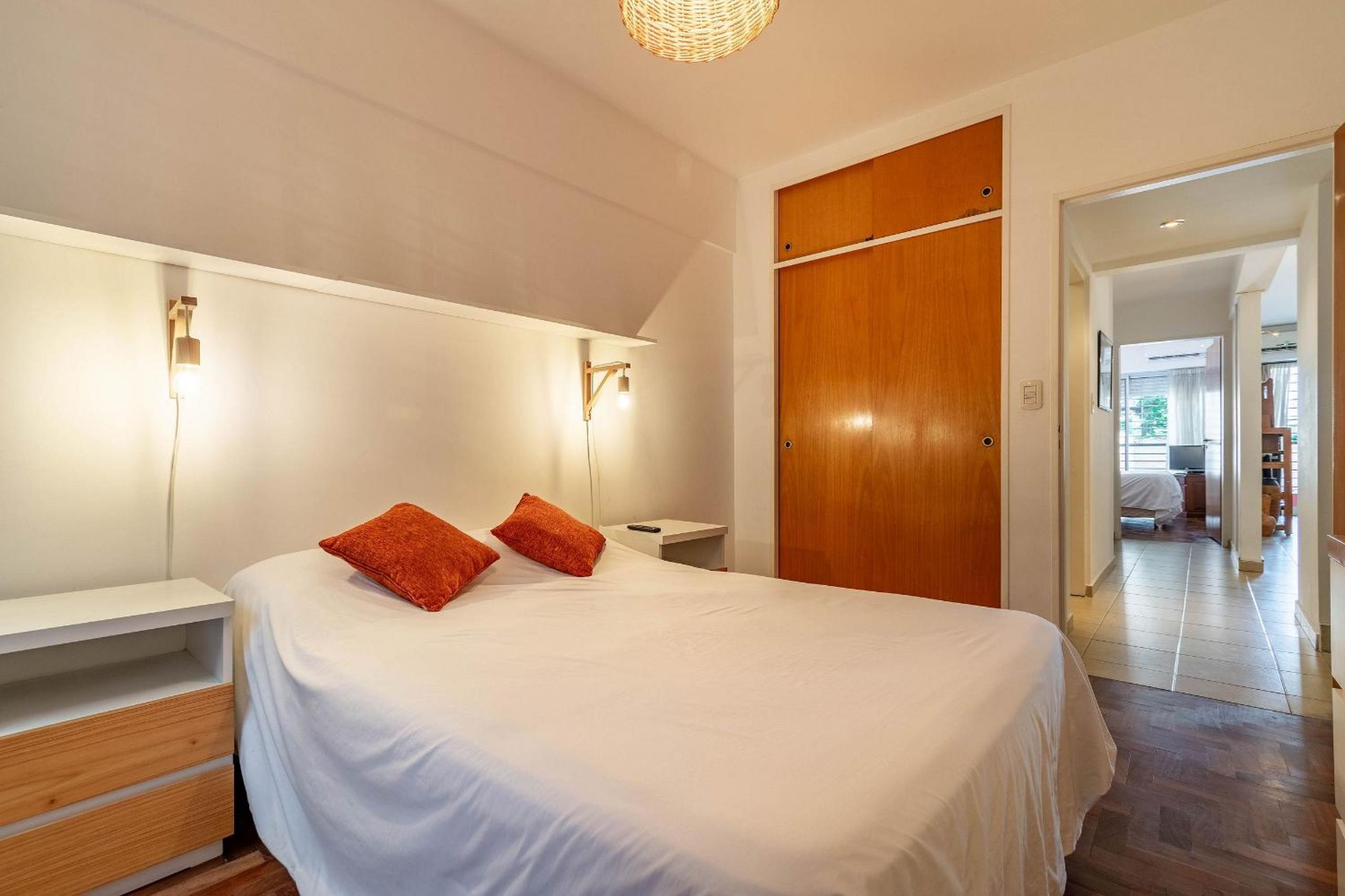 Spacious & Classic 2BR + Parking | Recoleta
