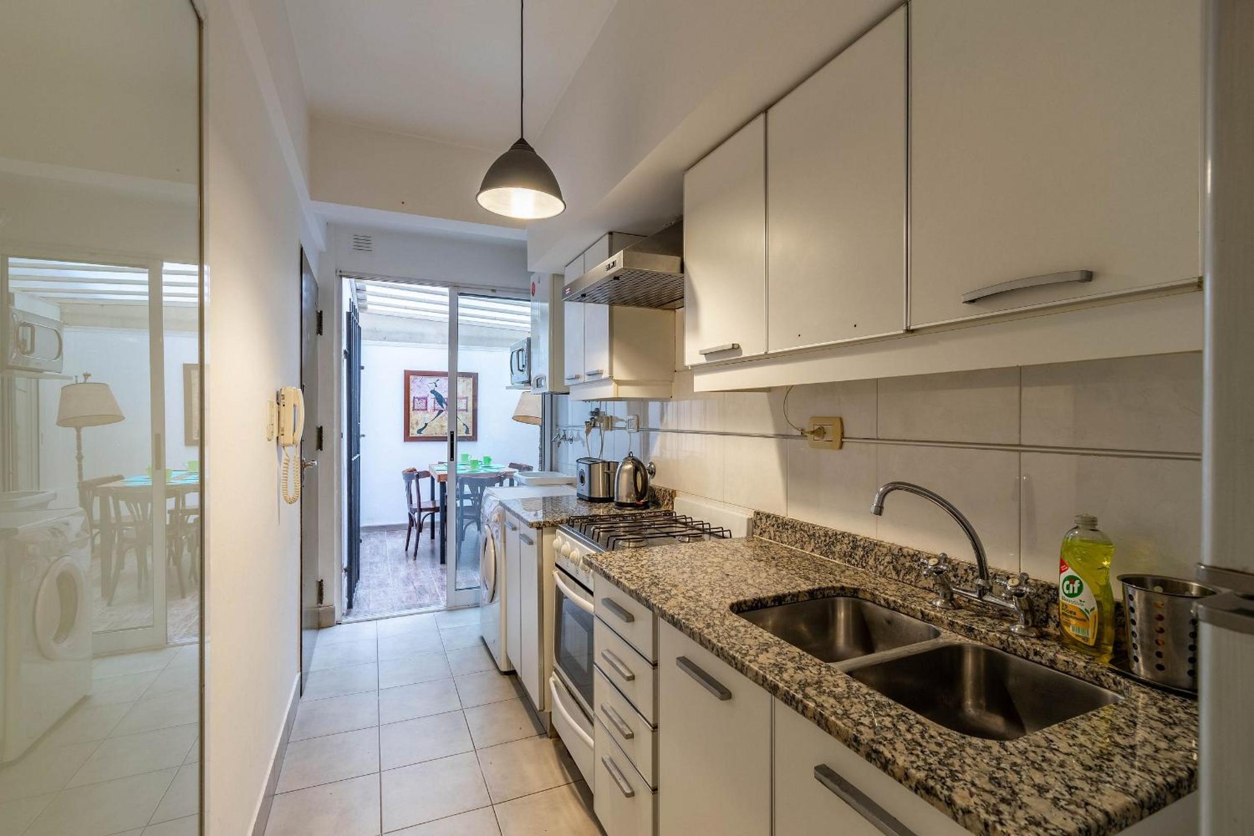 Spacious & Classic 2BR + Parking | Recoleta