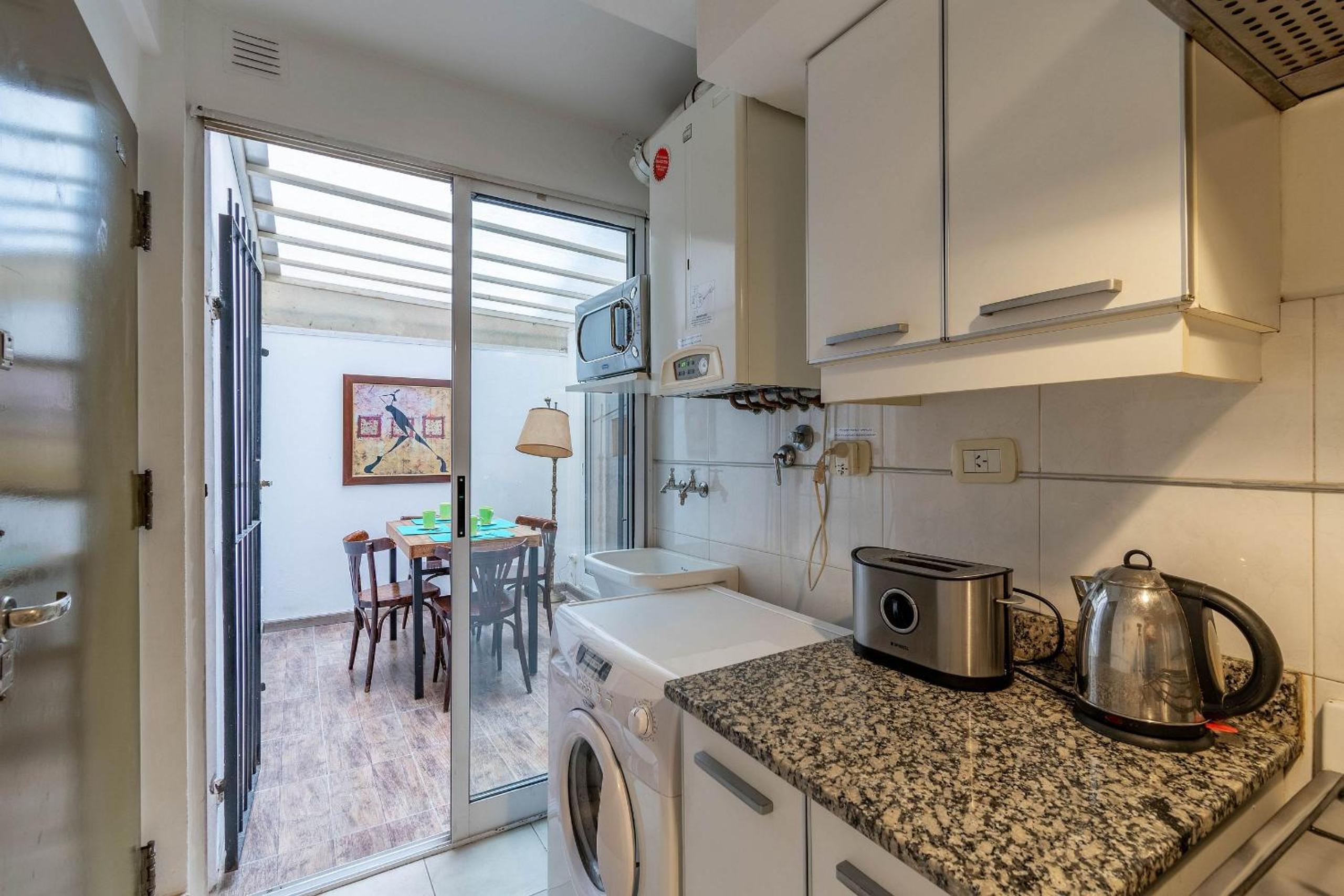 Spacious & Classic 2BR + Parking | Recoleta