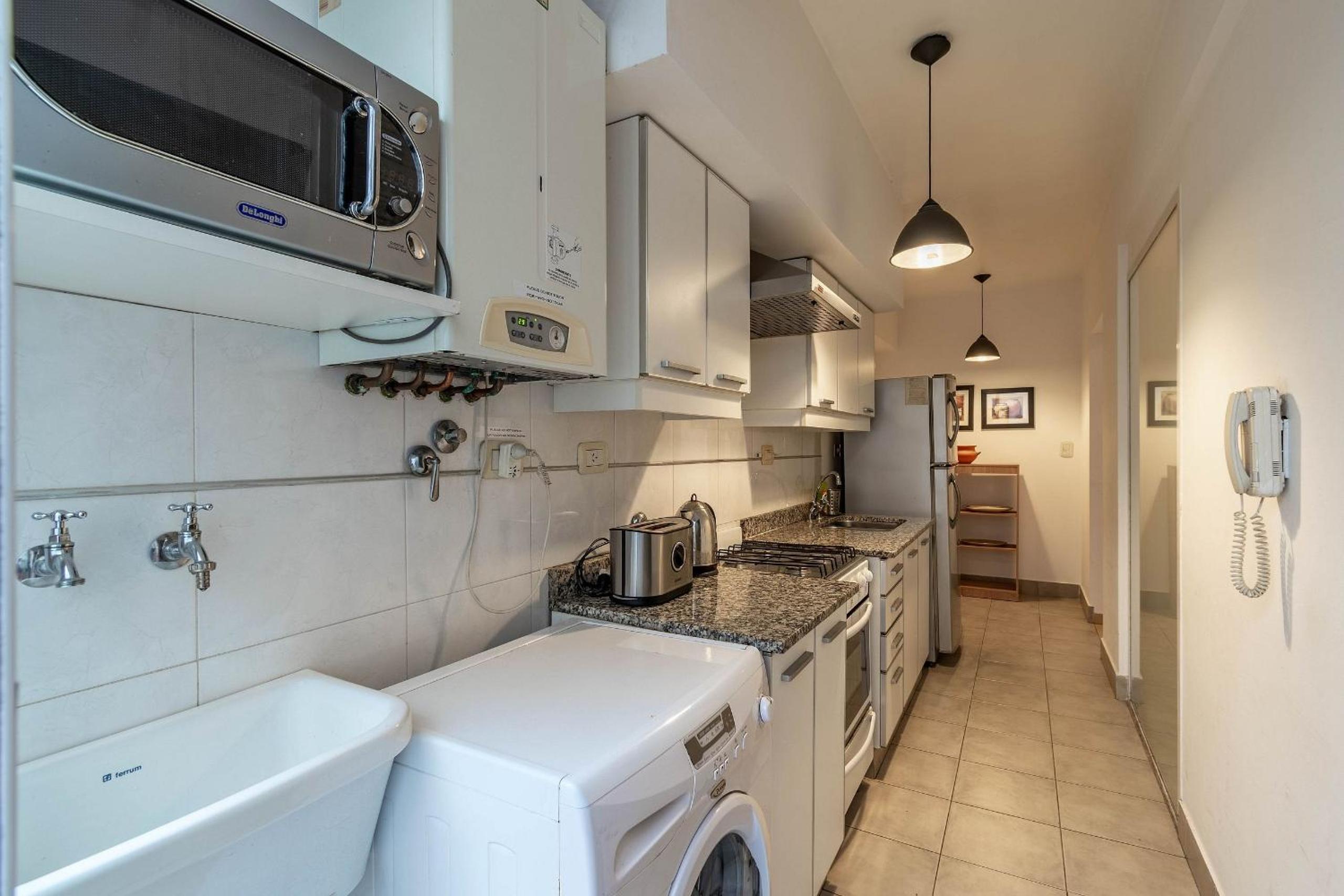 Spacious & Classic 2BR + Parking | Recoleta