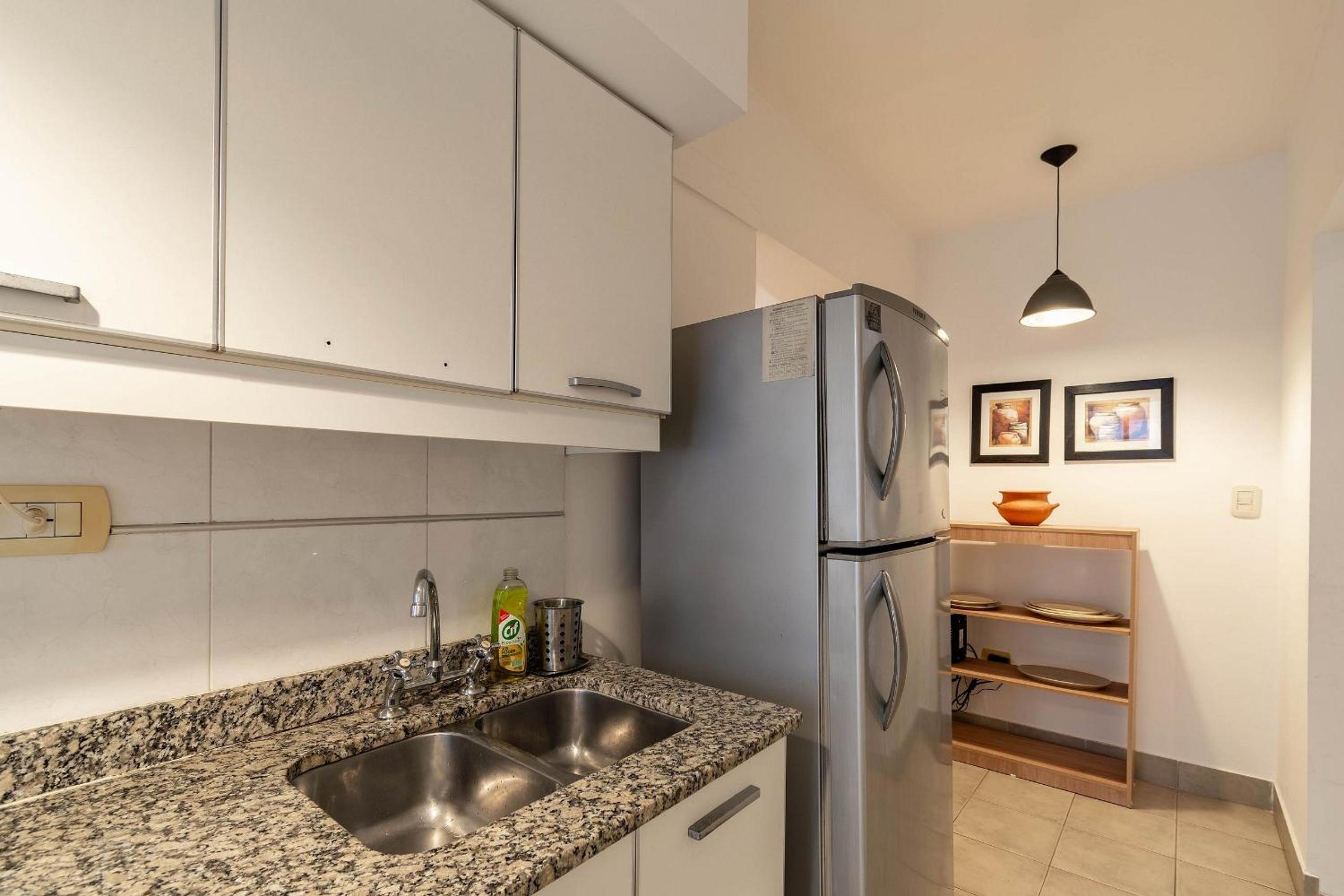 Spacious & Classic 2BR + Parking | Recoleta