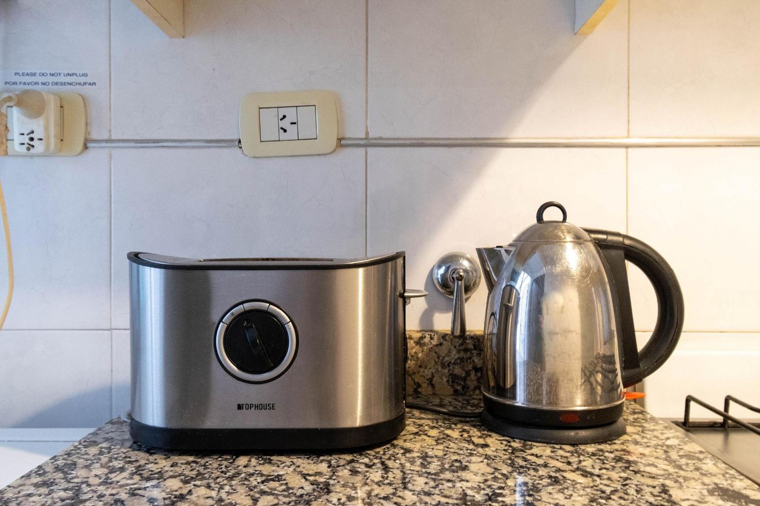 Spacious & Classic 2BR + Parking | Recoleta