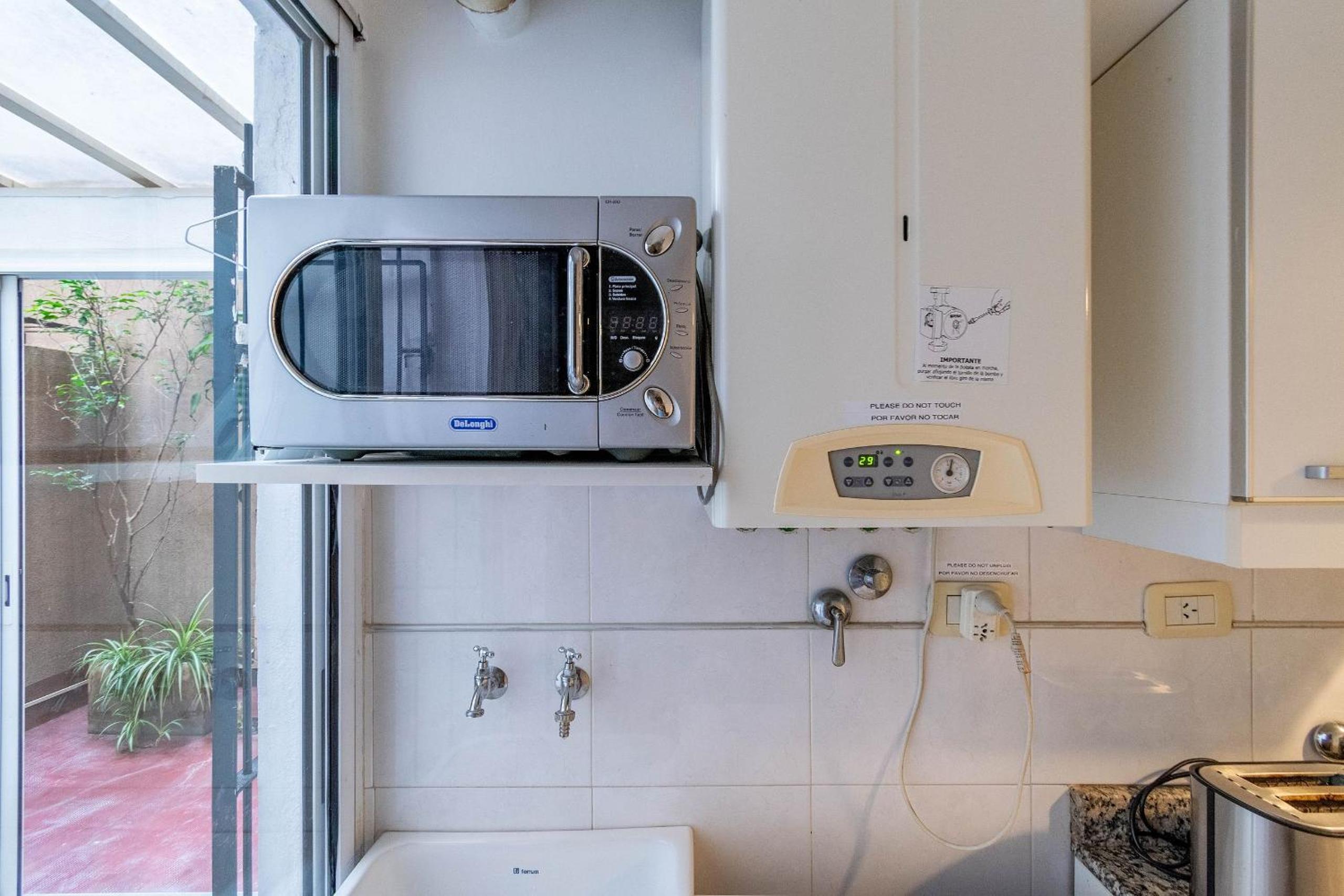 Spacious & Classic 2BR + Parking | Recoleta