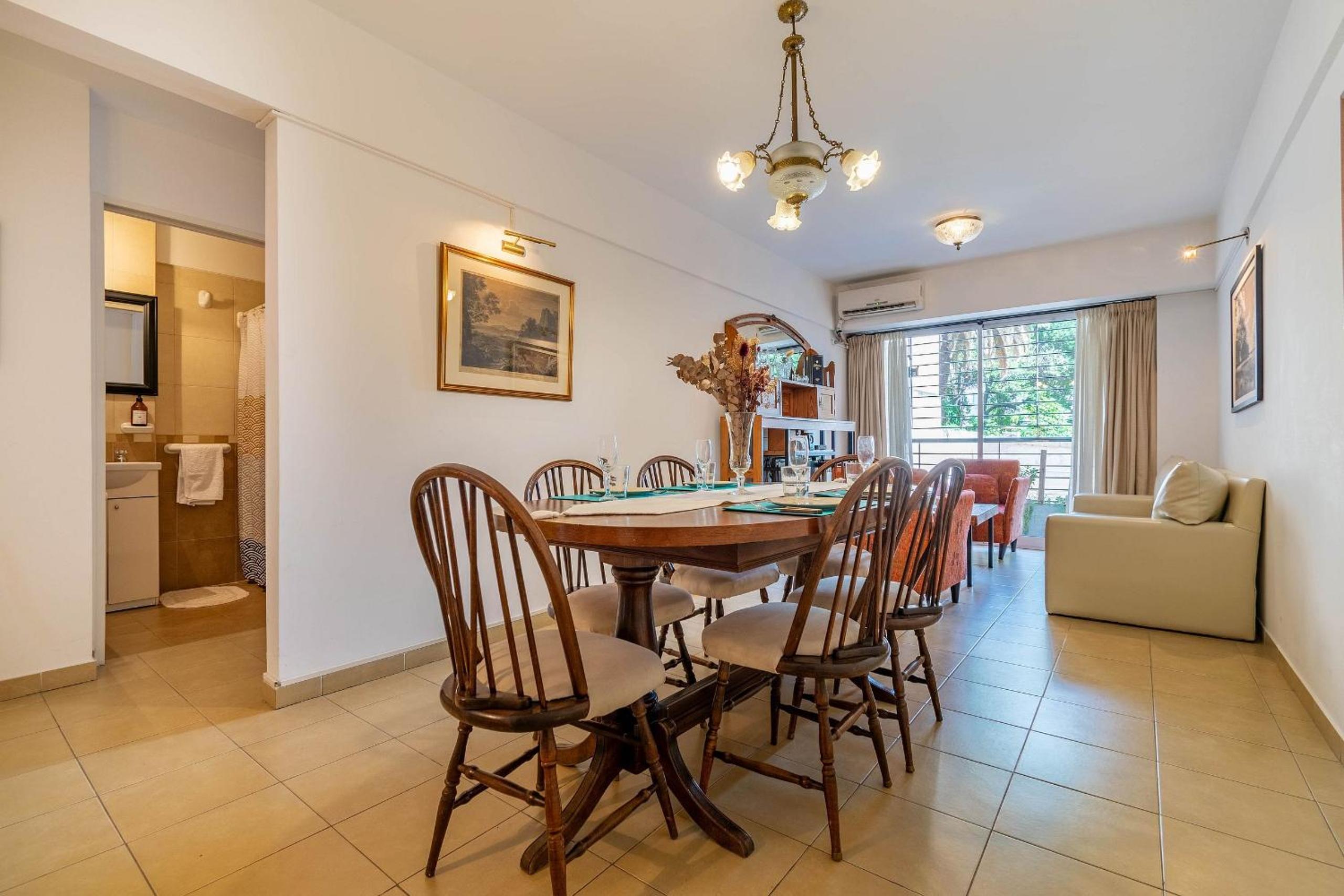 Spacious & Classic 2BR + Parking | Recoleta