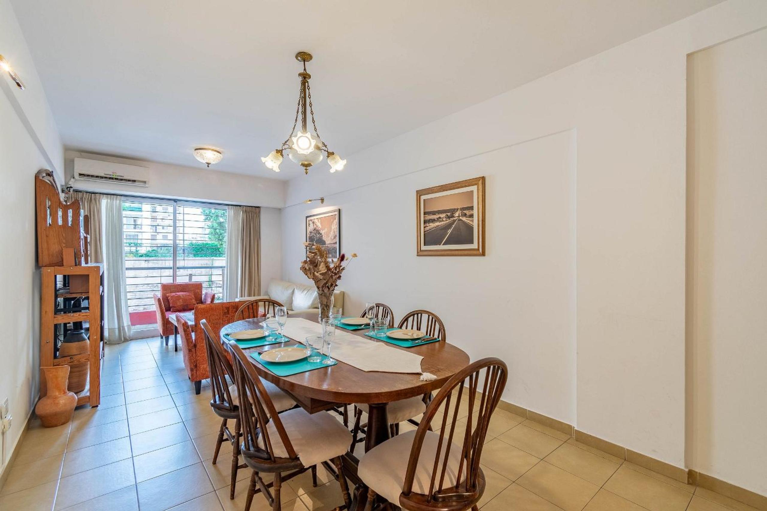 Spacious & Classic 2BR + Parking | Recoleta