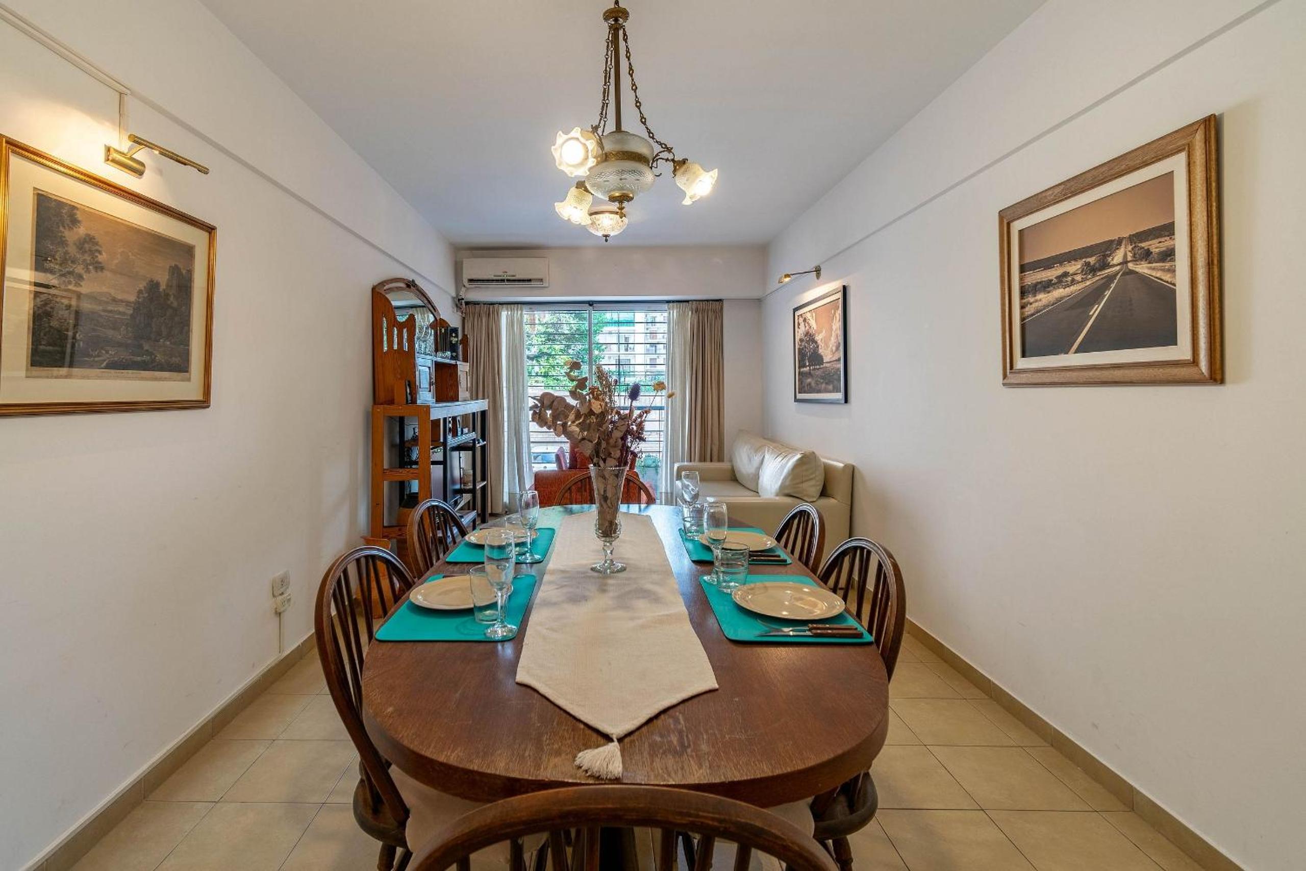 Spacious & Classic 2BR + Parking | Recoleta
