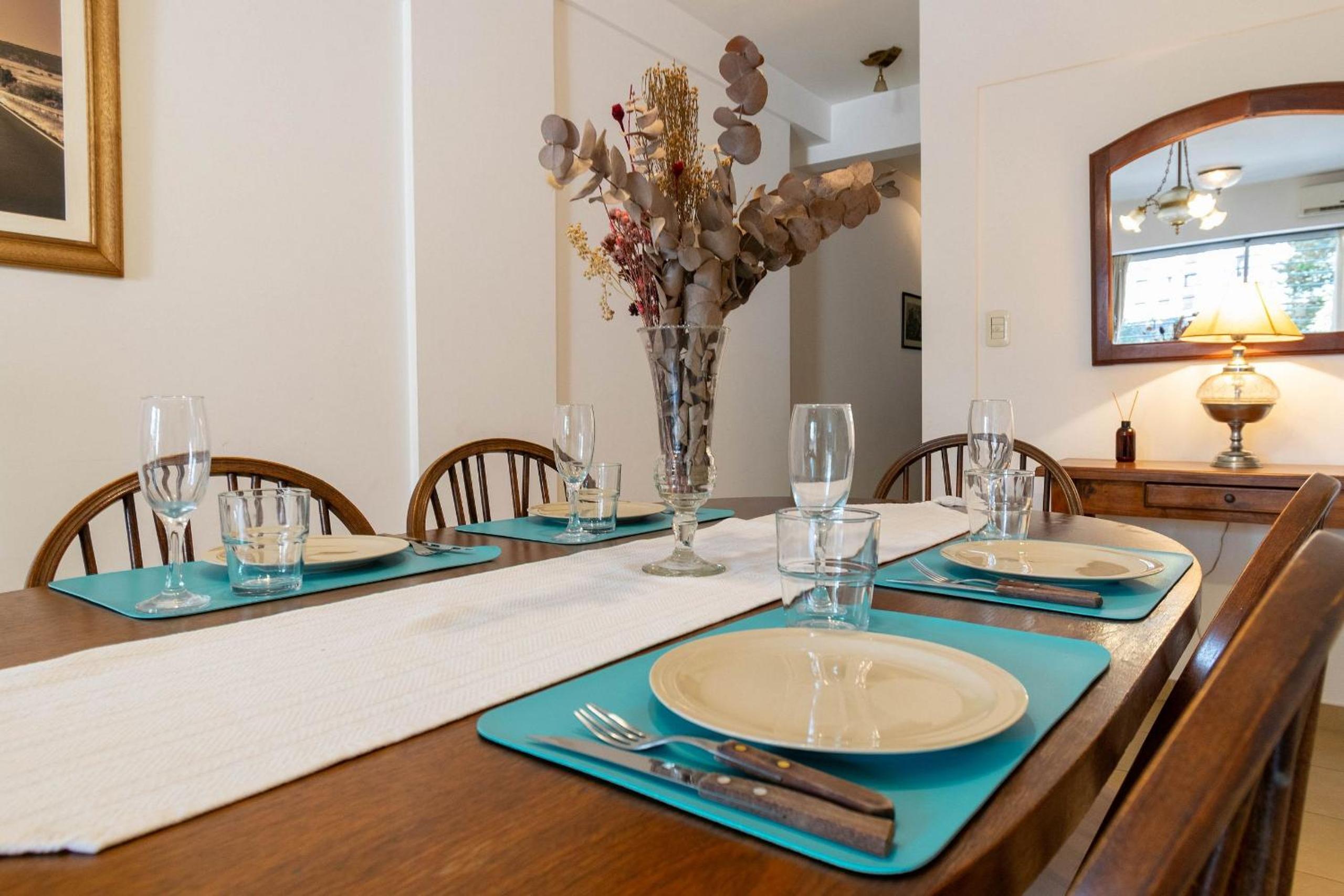 Spacious & Classic 2BR + Parking | Recoleta