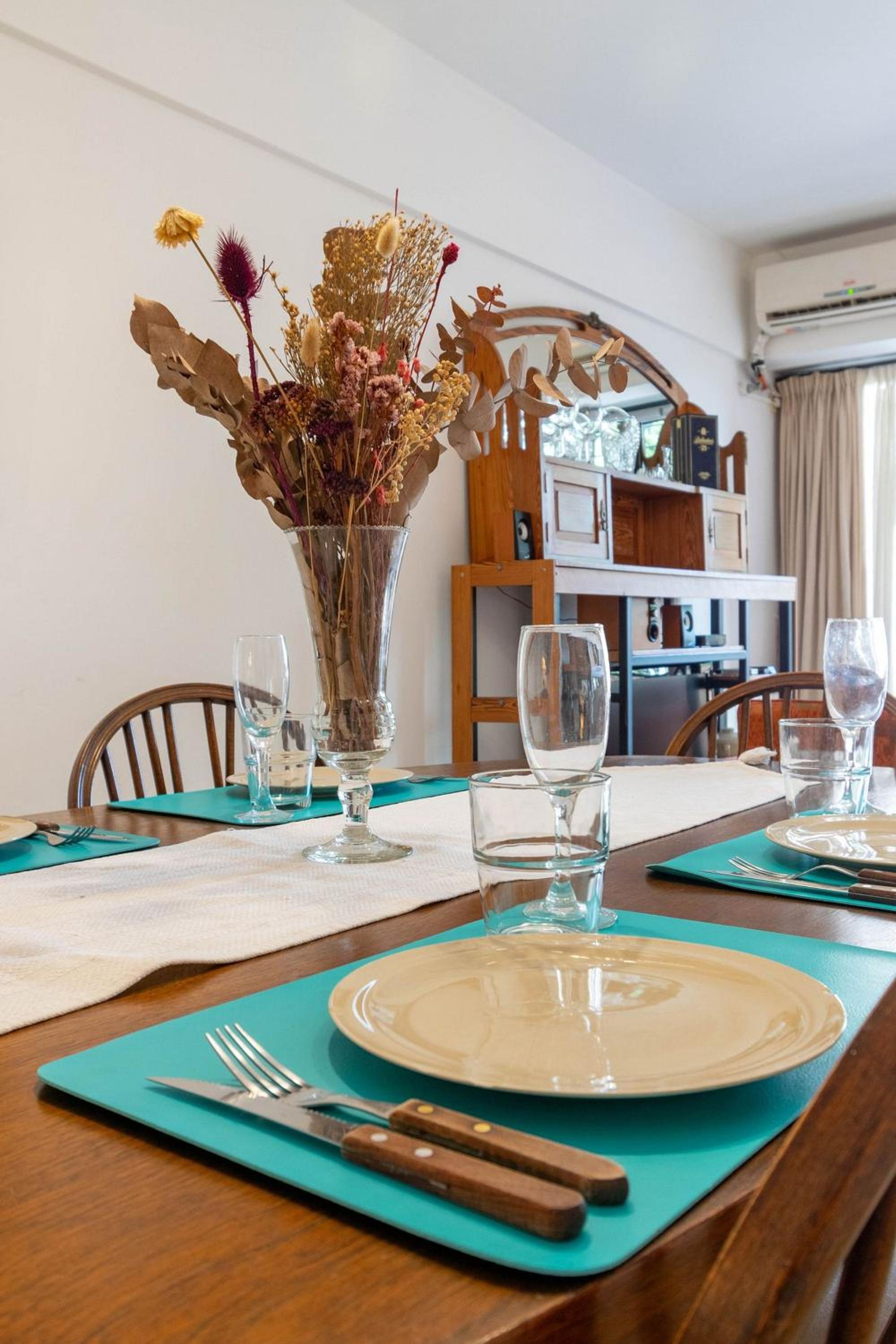 Spacious & Classic 2BR + Parking | Recoleta