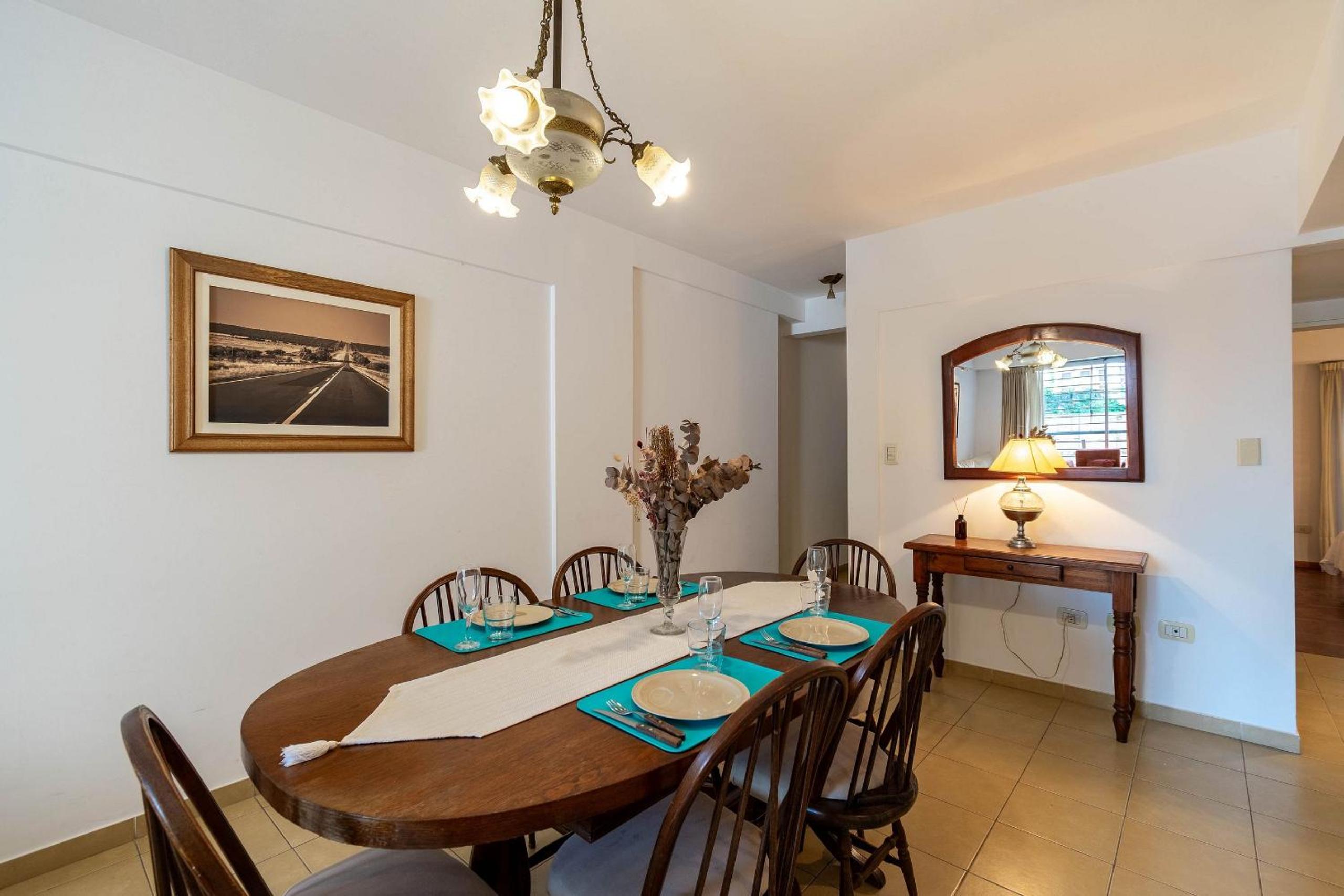 Spacious & Classic 2BR + Parking | Recoleta