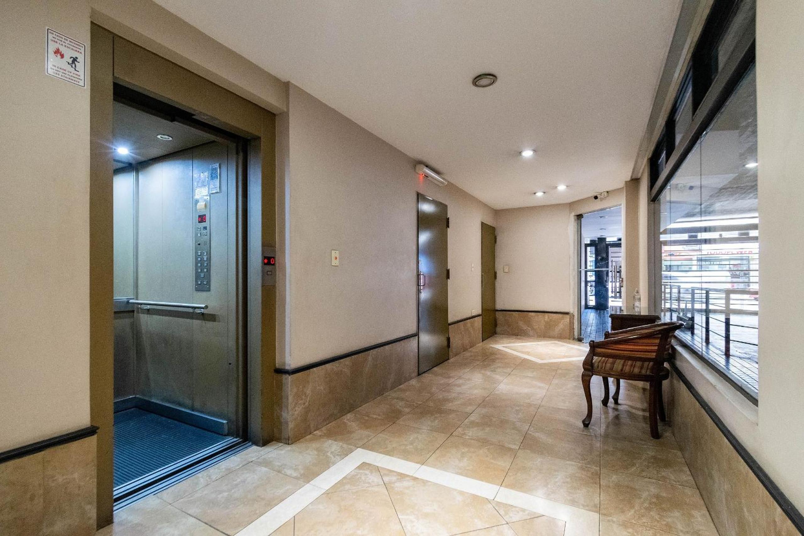 Spacious & Classic 2BR + Parking | Recoleta