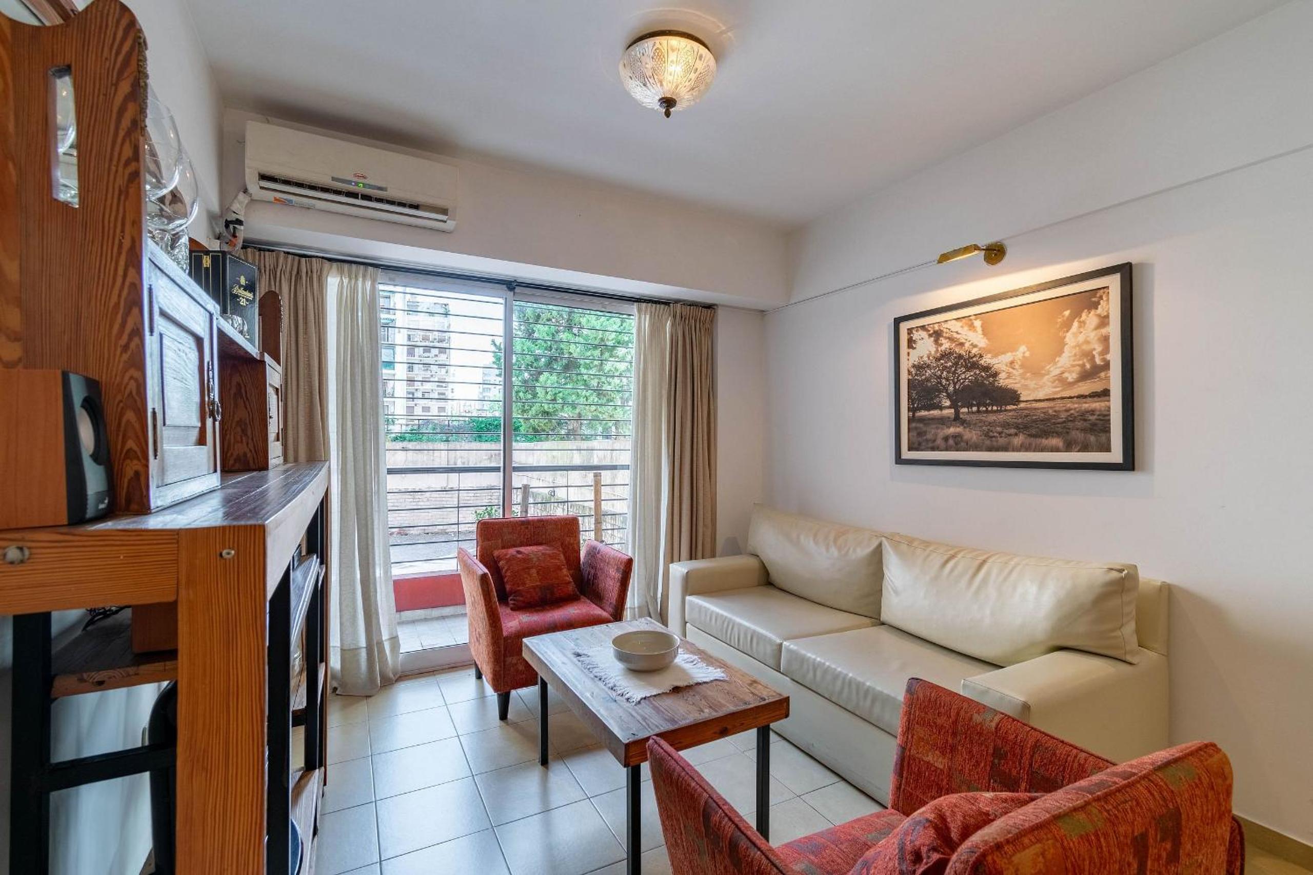Spacious & Classic 2BR + Parking | Recoleta
