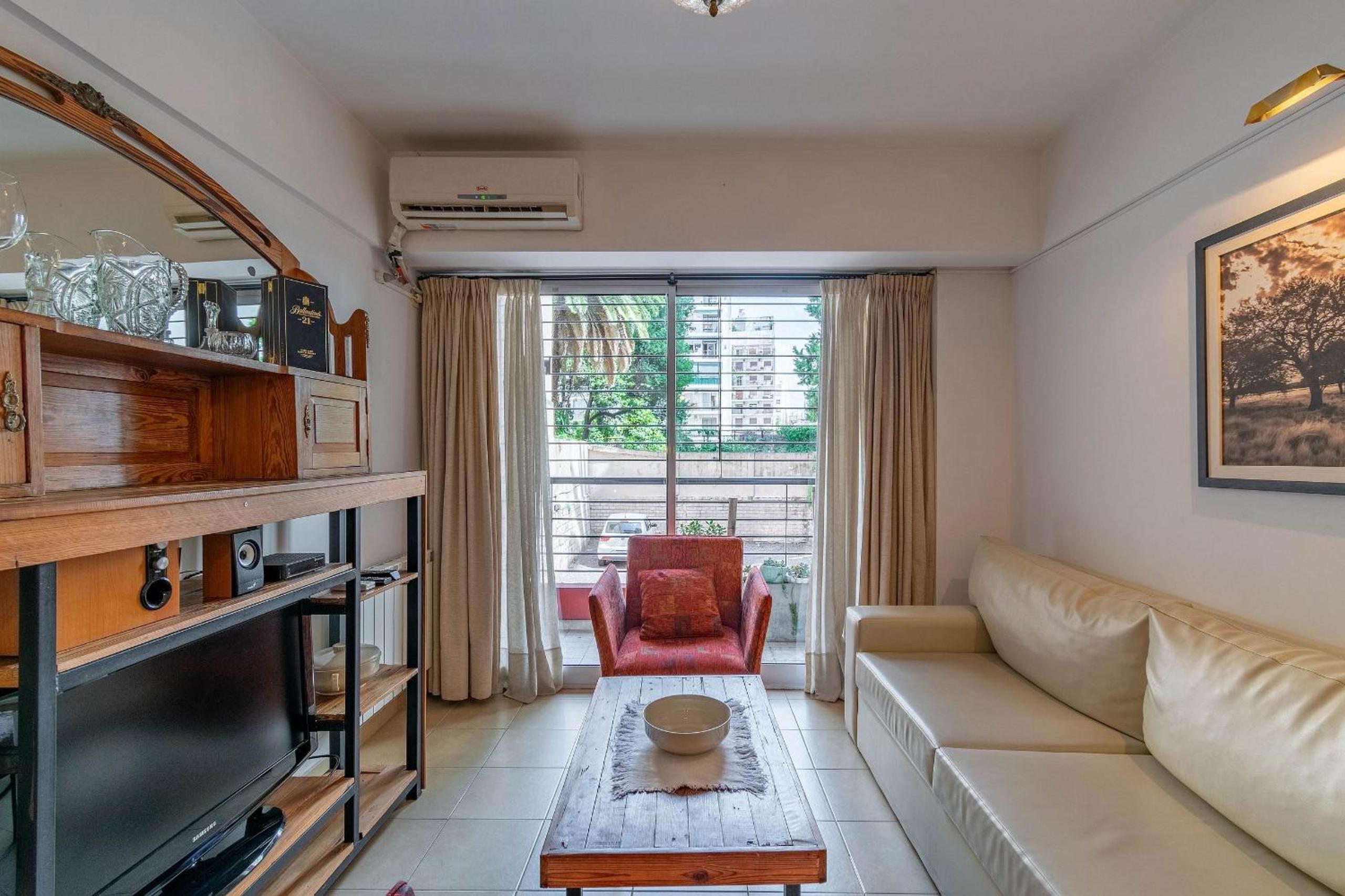 Spacious & Classic 2BR + Parking | Recoleta