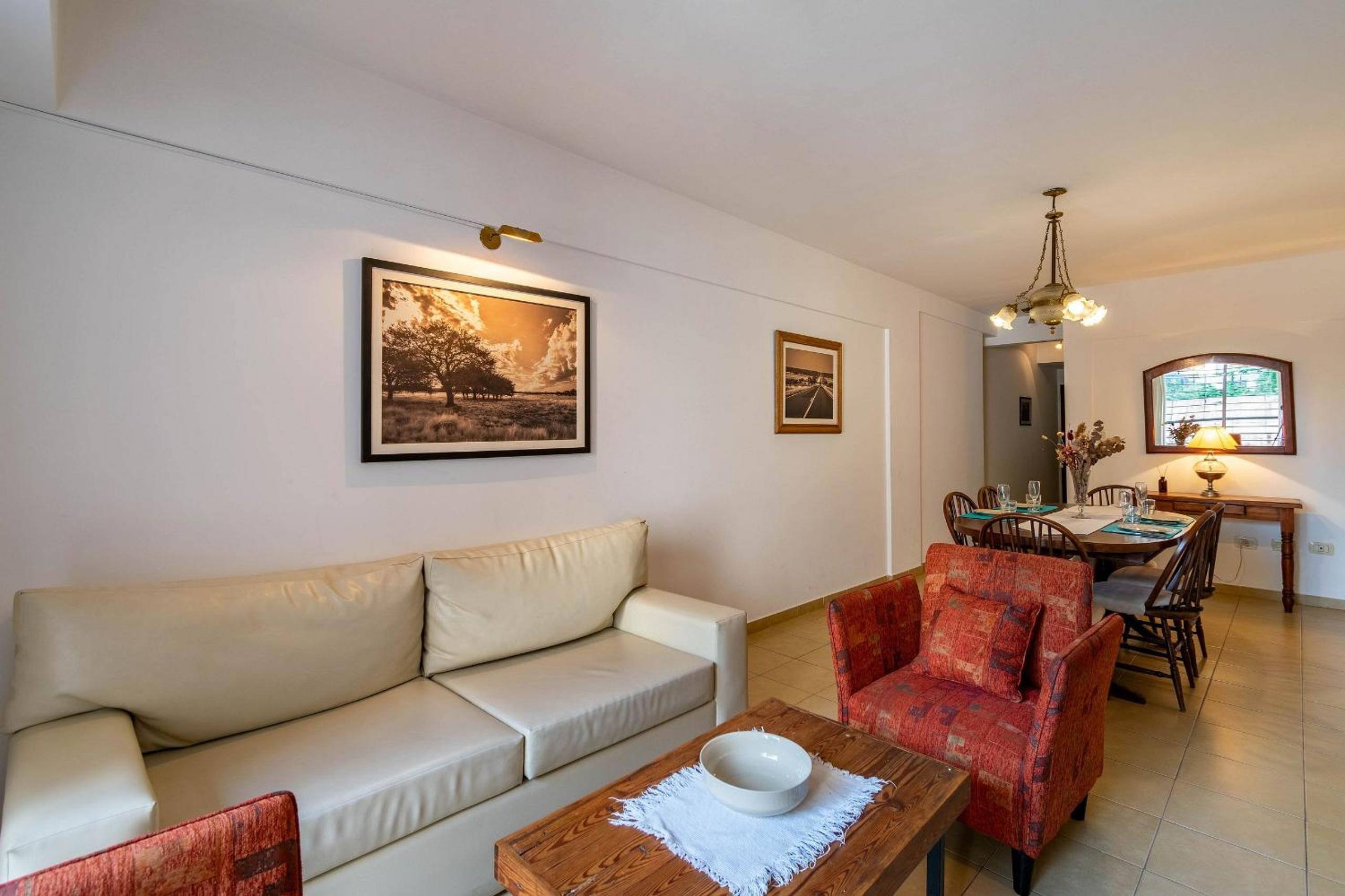 Spacious & Classic 2BR + Parking | Recoleta