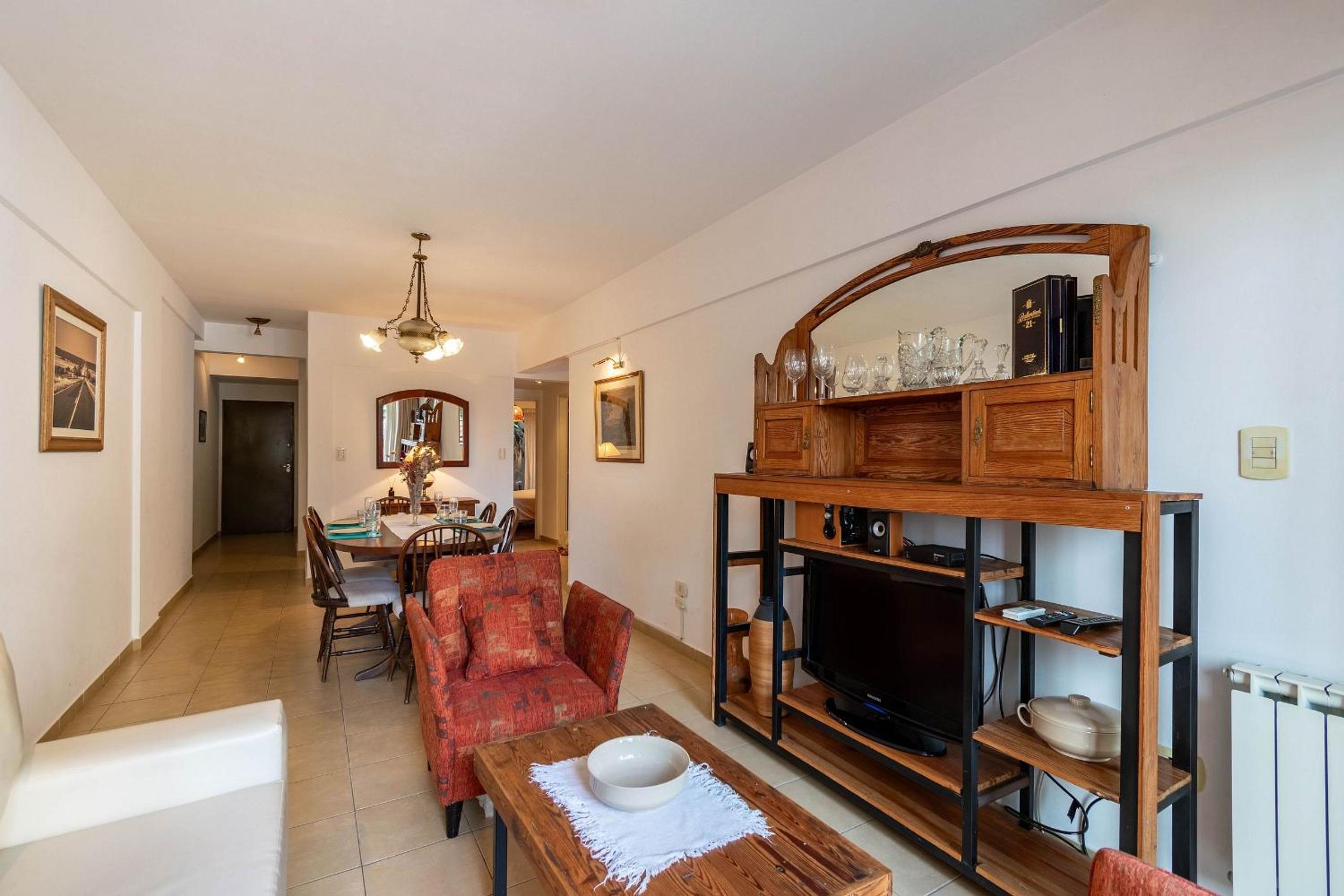 Spacious & Classic 2BR + Parking | Recoleta