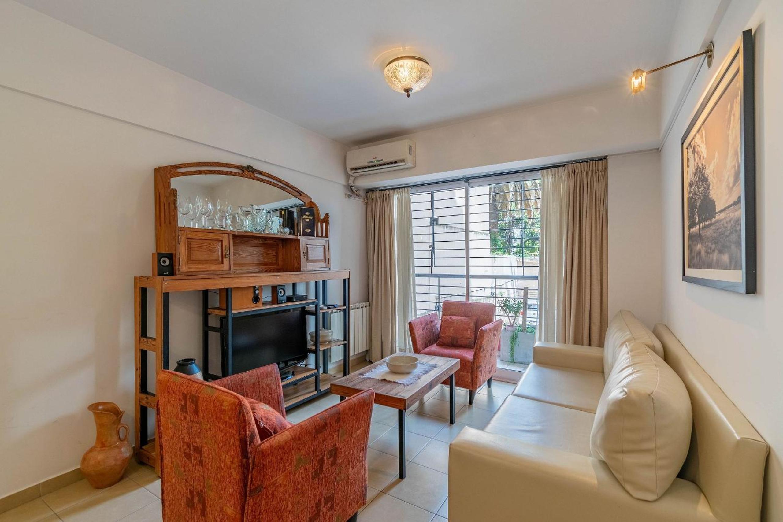 Spacious & Classic 2BR + Parking | Recoleta