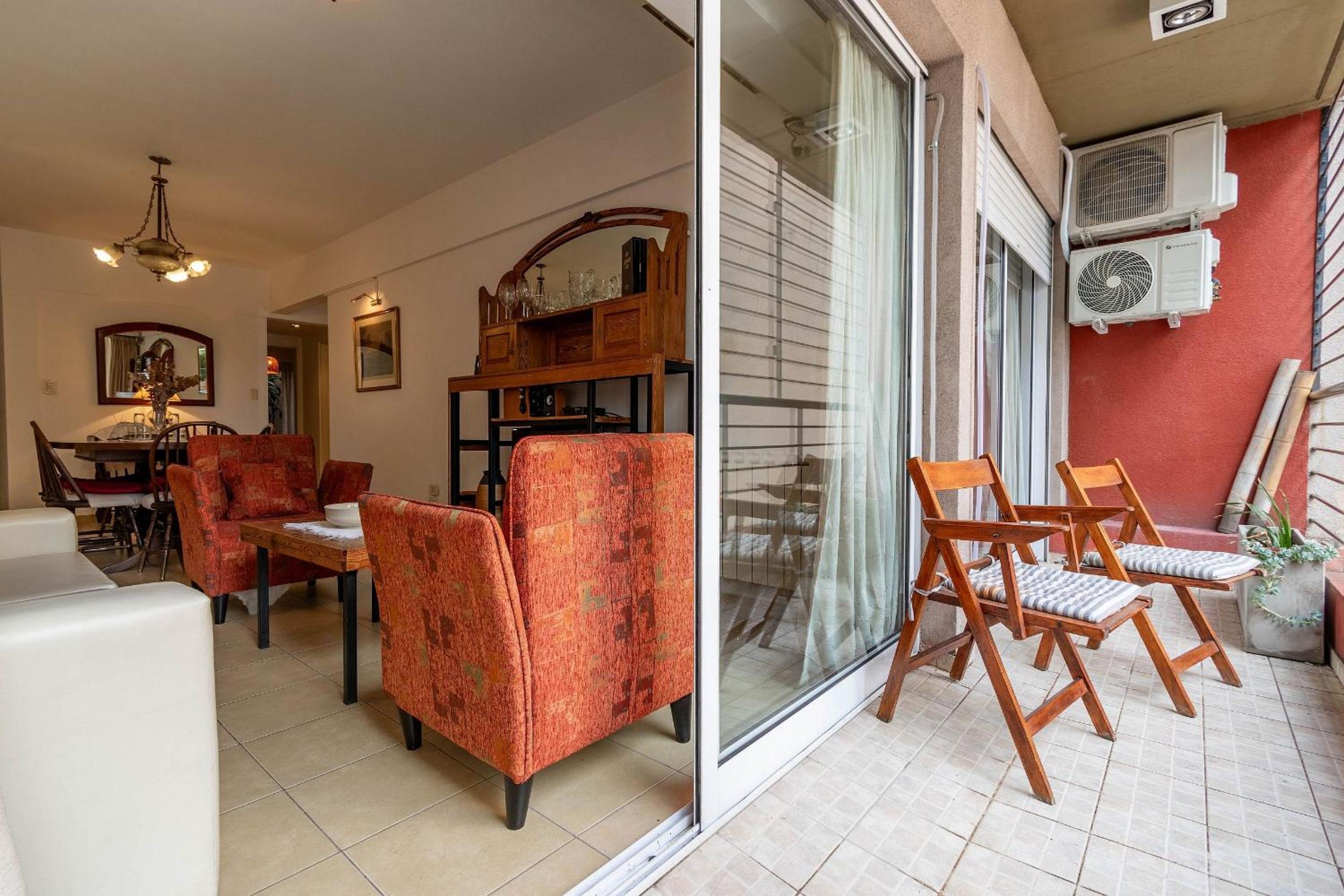 Spacious & Classic 2BR + Parking | Recoleta