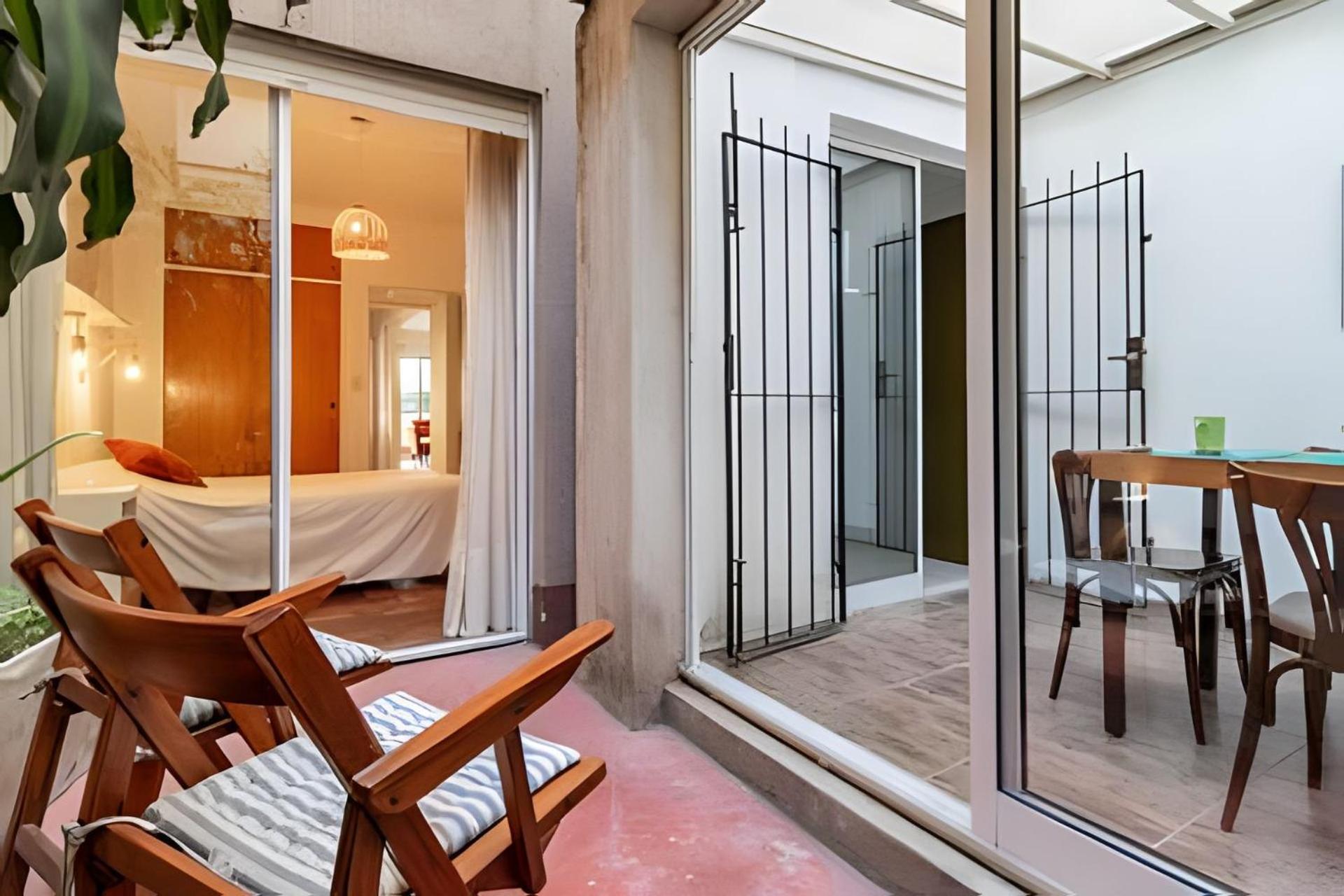 Spacious & Classic 2BR + Parking | Recoleta