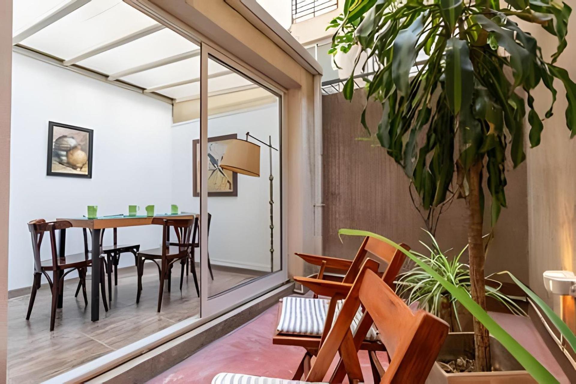 Spacious & Classic 2BR + Parking | Recoleta