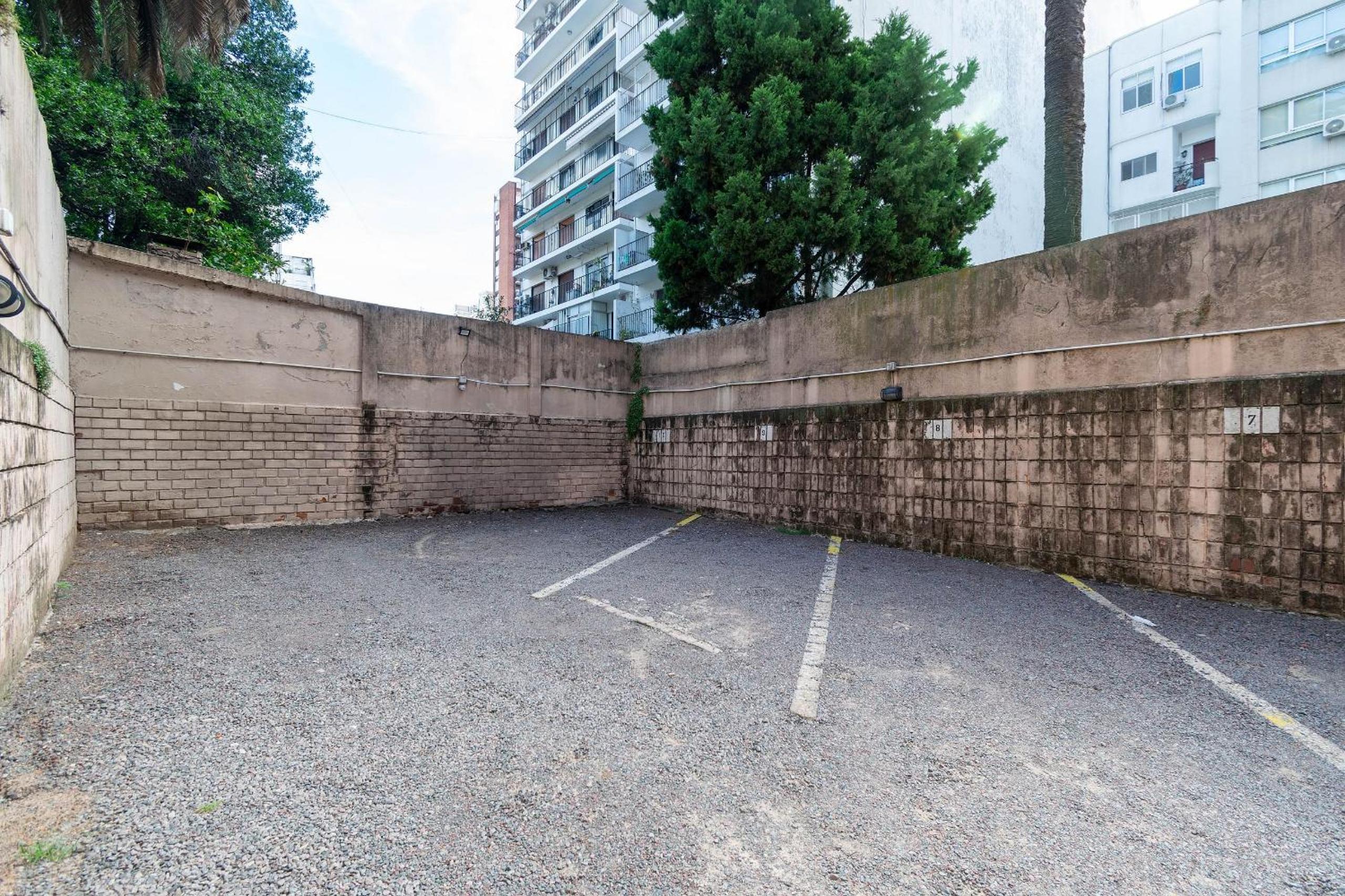 Spacious & Classic 2BR + Parking | Recoleta