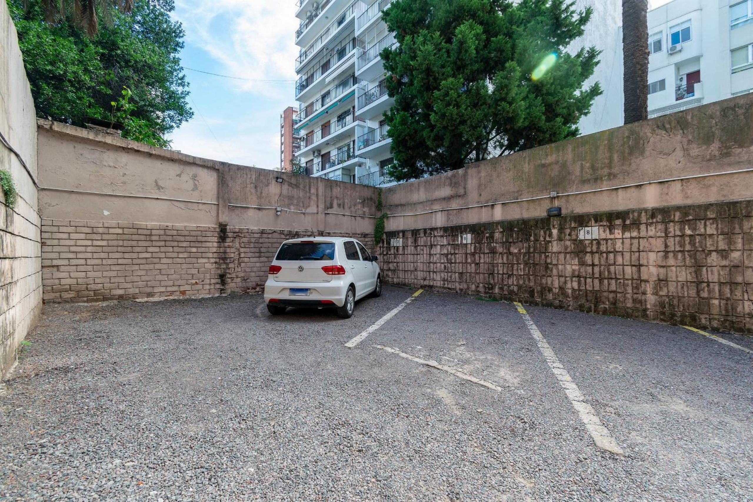 Spacious & Classic 2BR + Parking | Recoleta