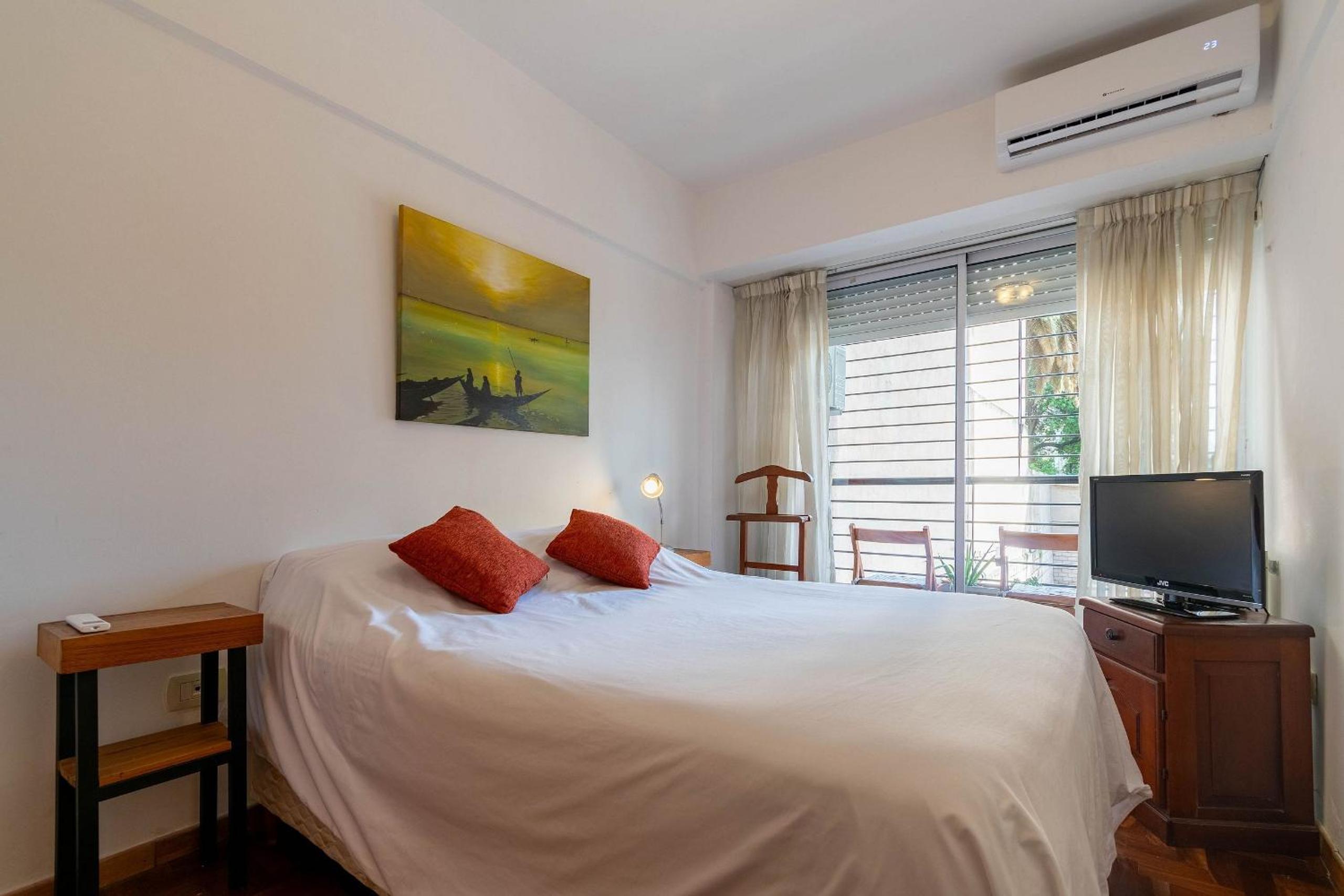 Spacious & Classic 2BR + Parking | Recoleta