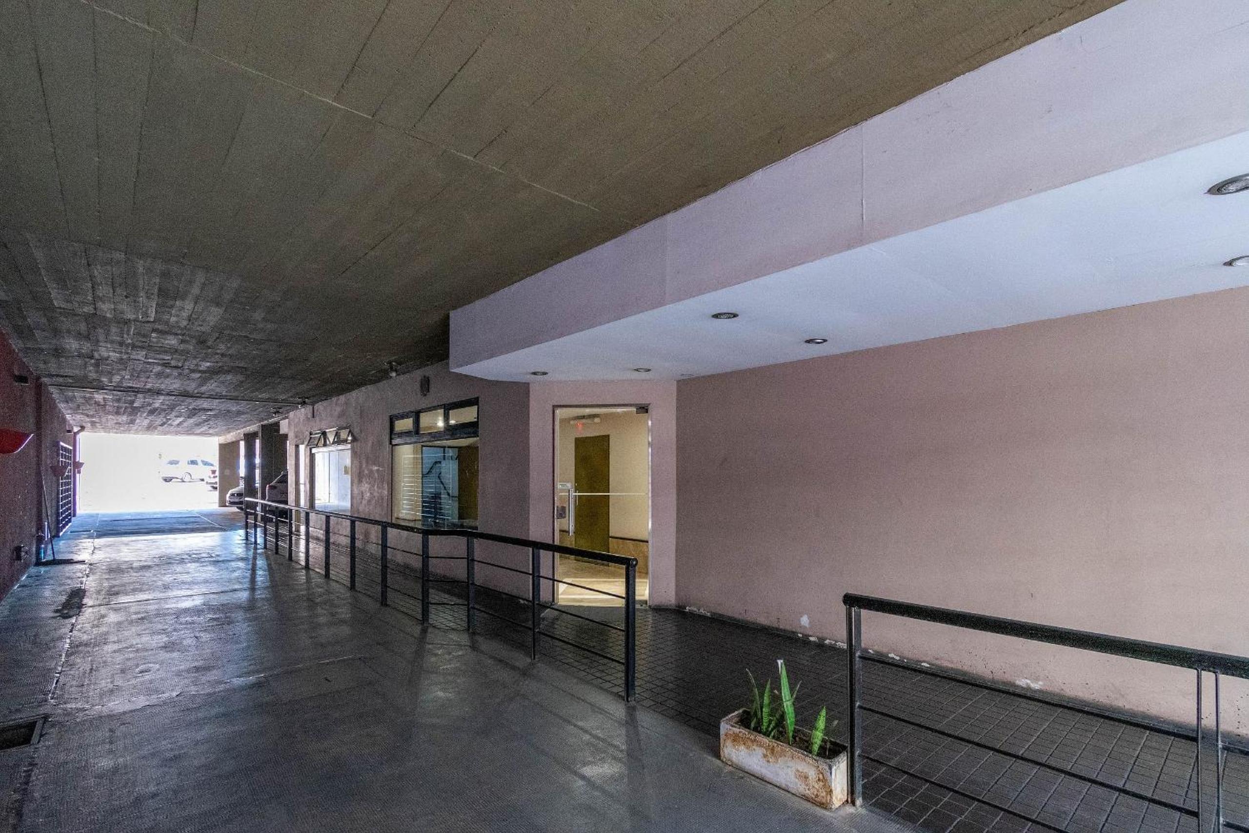 Spacious & Classic 2BR + Parking | Recoleta
